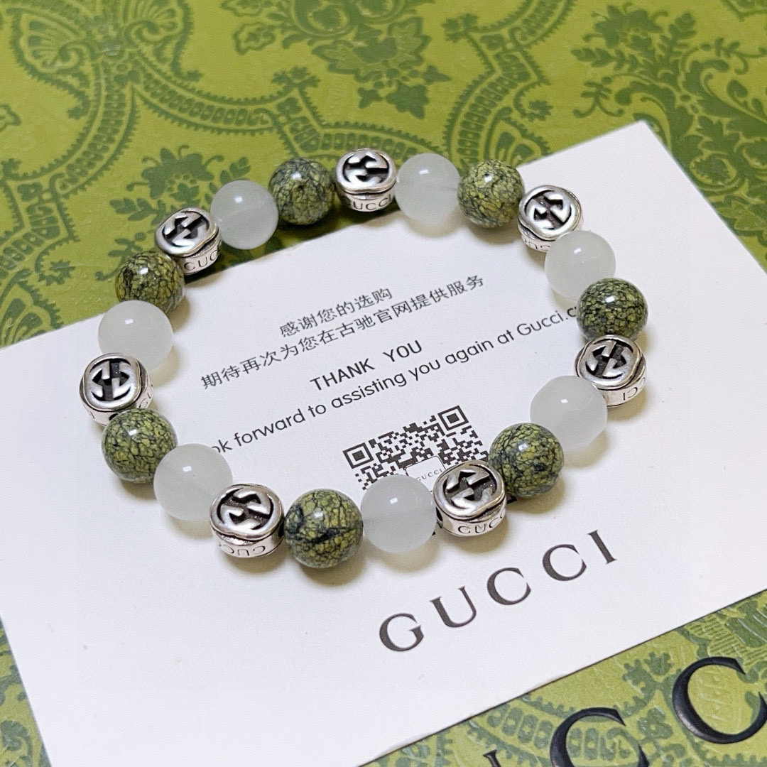 NO:108669,Buy Gucci bracelets are the same as men and women. The latest model of natural medicine king stone bracelets are higher in grade. Stars are the same as Anger Forest series double g agate crystal bracelet. Size: 16-24 cm. Details are used to treat the old version. Non-market bright version. This model is always available on the market. Gucci is popular in the hot-selling model. Very easy to match clothes, fine accessories, gucci, bracelet19860909批 古驰手链男女同款 最新款天然药王石手链档次更高明星同款Anger Forest系列双g玛瑙水晶手链 尺寸:16-24厘米 细节对版做旧处理 非市面亮面版型 非市面普通做这款一直在出 古驰里面热卖款 非常好搭配衣服,饰品精品,gucci,bracelet,Jewelry