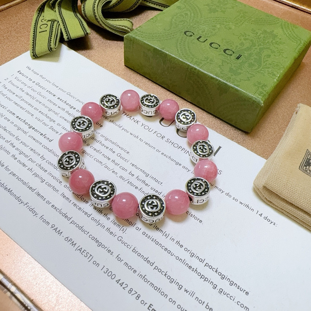 NO:108672,Buy Gucci bracelets are the same as men and women. The latest natural stone bracelets are higher in grade. Stars are the same as Anger Forest series double g bracelets. Size: 16-24 cm. Details are used to treat the old version. Non-market bright version. This one is always being made on the market. Gucci is popular in the hot-selling style. Very easy to match clothes, fine accessories, gucci, bracelet19860909批 古驰手链男女同款 最新款天然石手链档次更高明星同款Anger Forest系列双g手链 尺寸:16-24厘米 细节对版做旧处理 非市面亮面版型 非市面普通做这款一直在出 古驰里面热卖款 非常好搭配衣服,饰品精品,gucci,bracelet,Jewelry