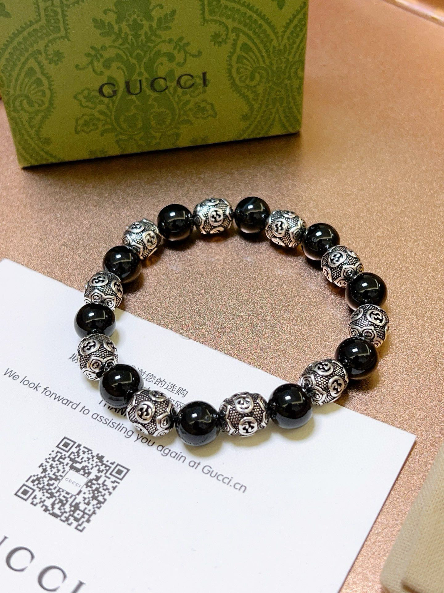 NO:112850,Buy Gucci bracelet luxury bracelets for men and women. The latest model full black agate beaded bracelets with higher grade. Stars same style. Anger Forest series double g retro Gucci bracelet. Size: 16-24 cm. Details are used to treat the version. Non-market bright style. This model is always available on the market. Gucci is popular in the hot-selling model. Very easy to match clothes, fine accessories, gucci, bracelet19860909批 古驰手链奢华手串 男女同款 最新款全件黑玛瑙串珠手链档次更高明星同款Anger Forest系列双g复古古驰手链 尺寸:16-24厘米 细节对版做旧处理 非市面亮面版型 非市面普通做这款一直在出 古驰里面热卖款 非常好搭配衣服,饰品精品,gucci,bracelet,Jewelry