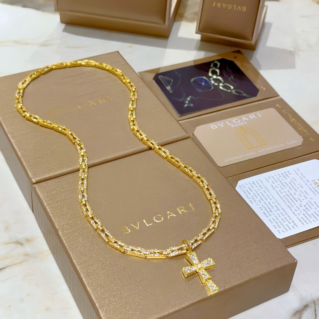 NO:112856,Bulgari necklace V gold material. BVLGARI DIVAS' DREAM series. Perfect appearance and invincible details. The unique color is completely impeccable. It is decorated with a classic ring shape design. It is simple but elegant and eye-catching. The combination of platinum diamonds inlaid with diamonds makes the upper body look more elegant and moving. The same style as men and women. Bulgari necklace, jewelry boutique, bottega veneta, bvlgari, bvlgari, necklace19860909批.宝格丽项链V金材质.BVLGARI宝格丽 DIVAS‘ DREAM 系列 品相完美,细节无敌,那种独特的色泽完全无可挑剔,再缀以经典指环外形设计,简约之余却又优雅夺目,铂金镶嵌钻石的组合更显气色,上身雅致动人.男女同款 宝格丽项链,饰品精品,bottega veneta,bvlgari,bvlgari,necklace,Jewelry