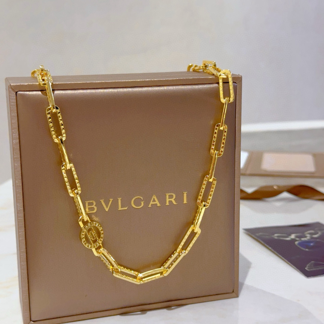 。宝格丽项链V金材质 BVLGARI宝格丽 DIVAS‘ DREAM 系列 品相完美，细节无敌，那种独特