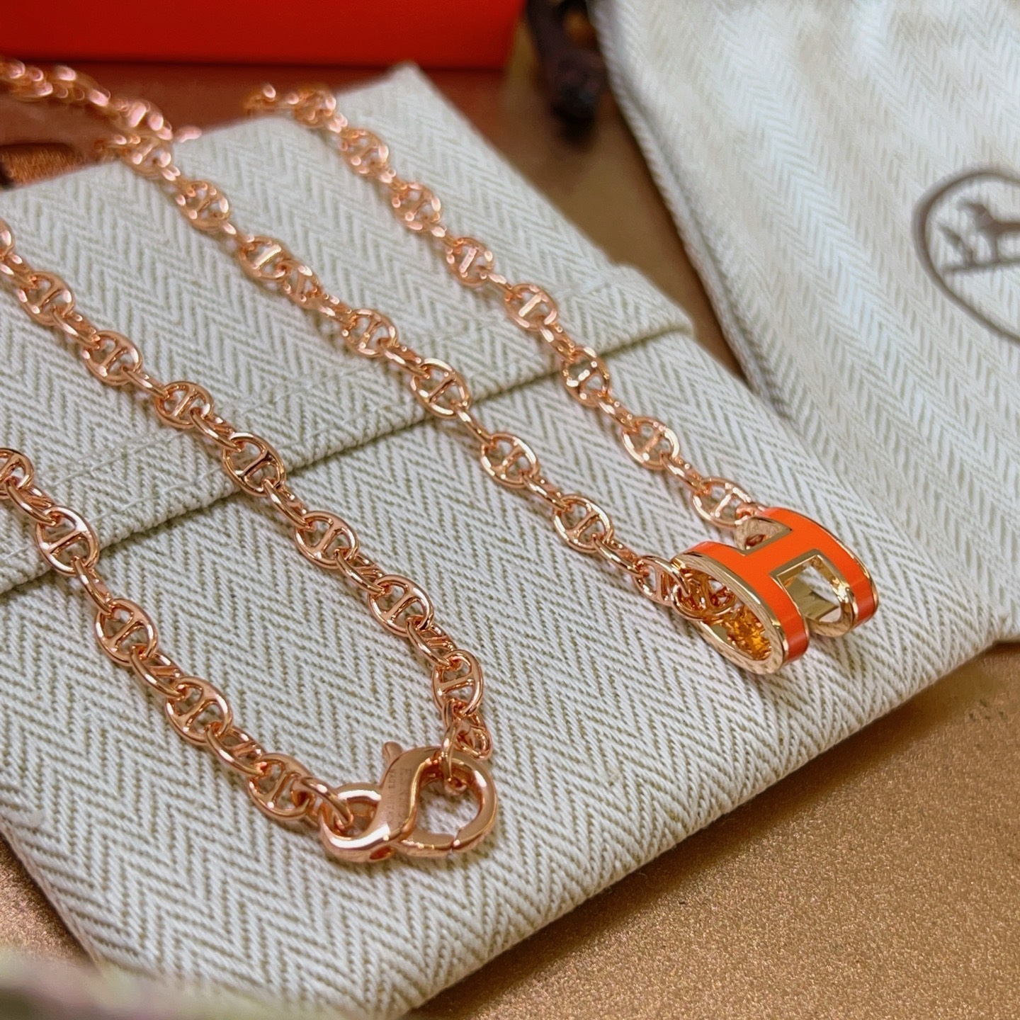 NO:112873,Hermes necklaces, new product releases, HERMES essential pig nose series jewelry, high-end customization, high-end chain classic matching, new products, simple and fashionable counters, hot products shipped and easy to control, unique design, necklaces worth buying, avant-garde, must-have for men and women!  , jewelry boutique, hermes, hermes, necklace19860909批 爱马仕项链 新品发布 HERMES 必备款猪鼻子系列首饰 高端定制.高端链条经典搭配 新品 简单时尚专柜一致 火爆款出货穿搭轻松驾驭 设计独特 值得入手的项链 前卫 男女必备款！,饰品精品,hermes,hermes,necklace,Jewelry