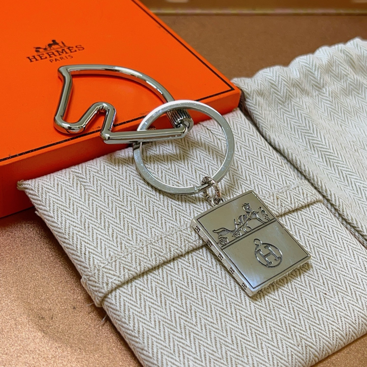 。新款Hermes爱马仕钥匙扣钥匙扣加厚版 铂金版。高级精工版色色众多网红同款 爱马仕挂饰钥匙扣❗️太考
