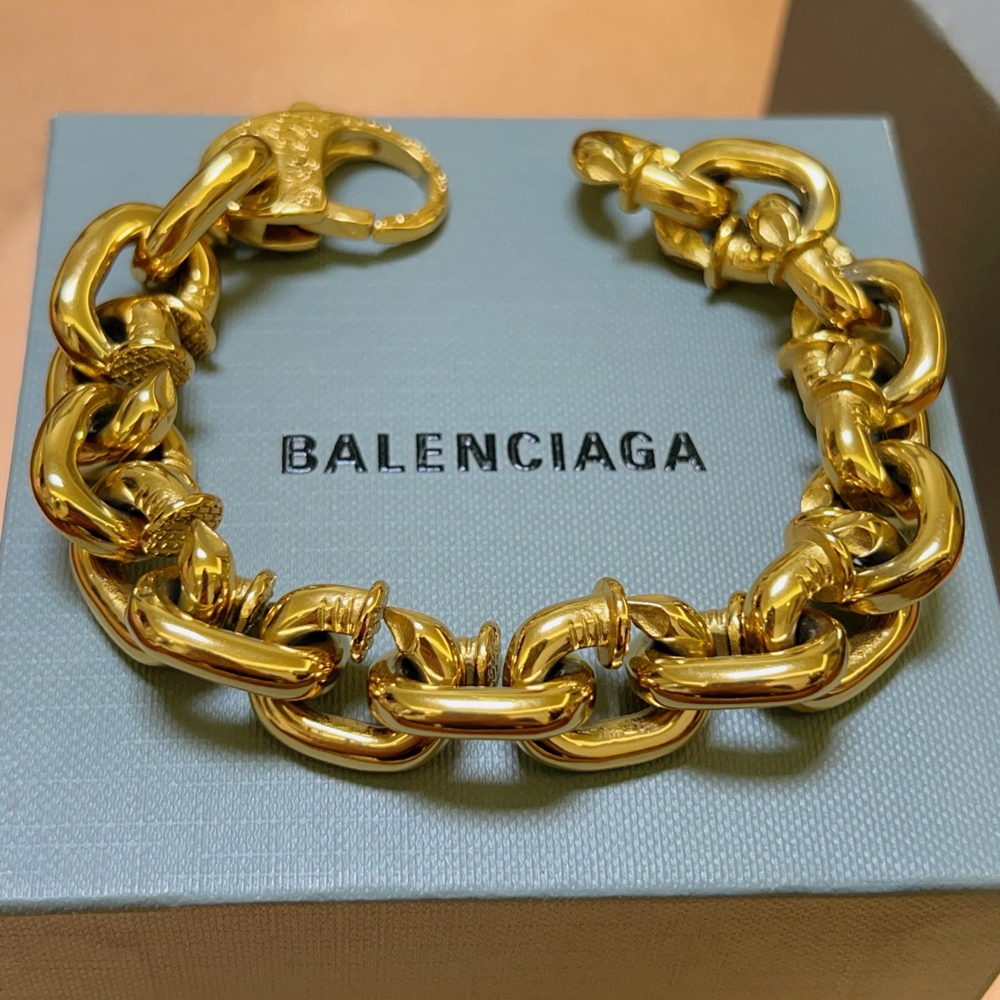 NO:108676,Batch. Original single-item new product full nail series Balenciaga bracelet special counter Balenciaga bracelet is popular for men. Unique design and avant-garde must-have for men!  Retro old design, no oxidation or fading, fine jewelry, balenciaga, balenciaga, bracelet19860909批. 原单货新品全钉系列 巴黎世家手链Balenciaga手链专柜一致巴黎世家手链 男士火爆款出货 设计独特 前卫 男士必备！复古做旧设计 任带不氧化不退色,饰品精品,balenciaga,balenciaga,bracelet,Jewelry