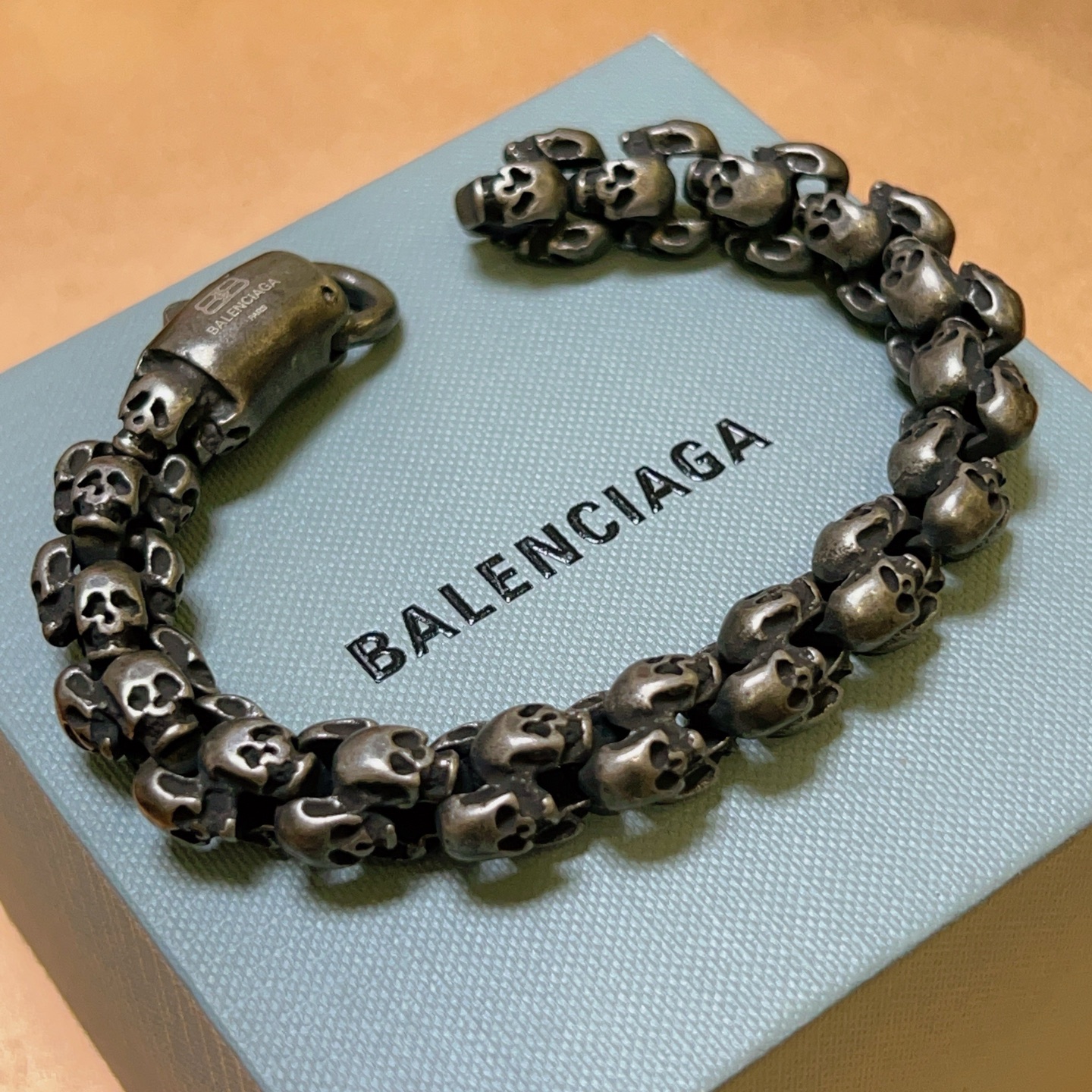NO:108678,Batch. Retro and old fashioned original single product Balenciaga bracelet Balenciaga bracelet counter uniform Balenciaga bracelet. Men's hot products are shipped. Unique design. Avant-garde must-have for men!  Retro old design, no oxidation or fading, code number: 20.22.24cm, jewelry quality, balenciaga, balenciaga, bracelet19860909批. 复古做旧时尚 原单货新品 巴黎世家手链Balenciaga手链专柜一致巴黎世家手链 男士火爆款出货 设计独特 前卫 男士必备！复古做旧设计 任带不氧化不退色 码数: 20.22.24cm,饰品精品,balenciaga,balenciaga,bracelet,Jewelry