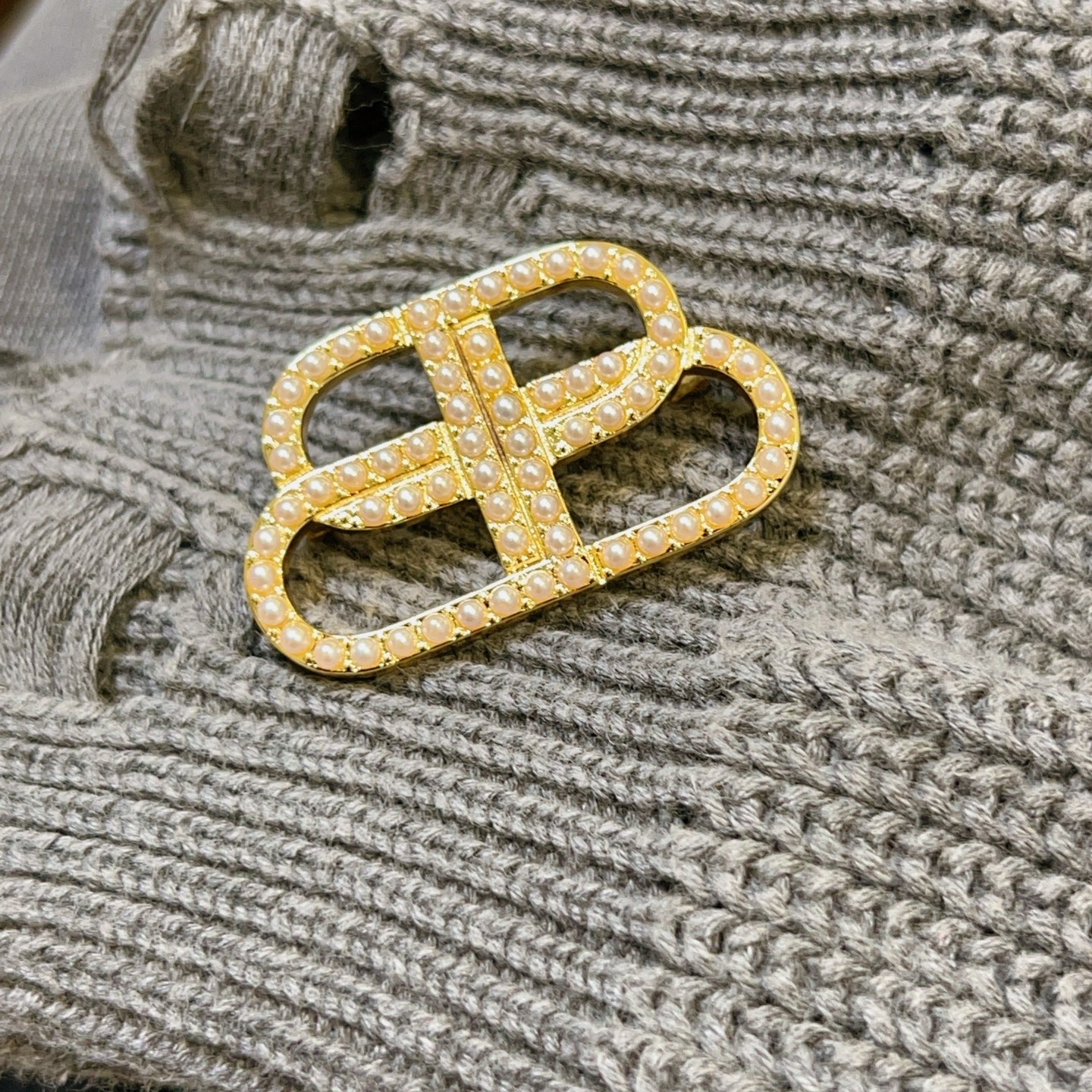 NO:108682,Batch. Original single product Balenciaga brooch counter uniform Balenciaga brooch, old retro treatment, popular products for men and women, unique design, avant-garde, must-have for men and women!  , jewelry boutique, balenciaga, balenciaga, brooch, breastpin19860909批. 原单货新品 巴黎世家 Balenciaga胸针专柜一致巴黎世家胸针 做旧复古处理 男女火爆款出货 设计独特 前卫 男女必备！,饰品精品,balenciaga,balenciaga,brooch，breastpin,Jewelry