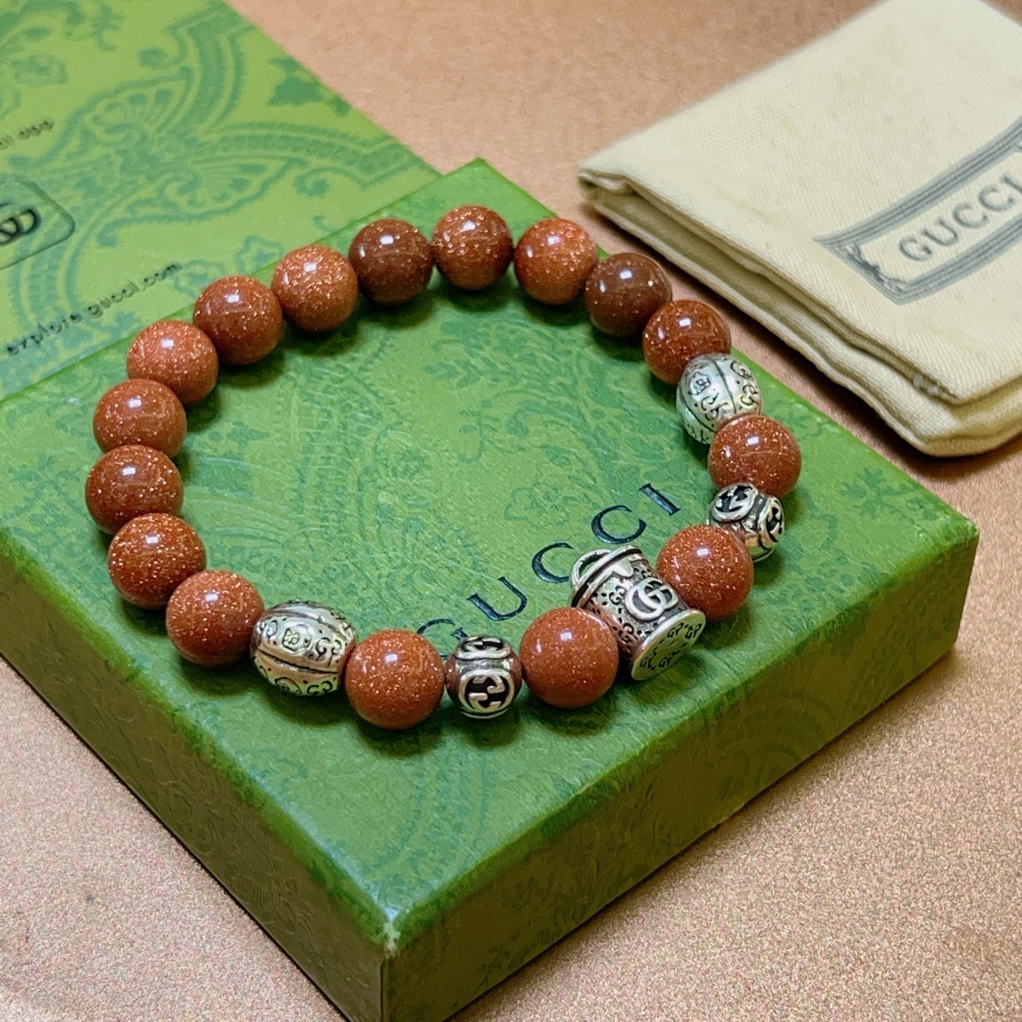 NO:108665,. The latest release of Gucci Gucci bracelets. The latest classic styles are exquisite, regardless of style, texture. Natural sand and stone are absolutely top-notch feels. Just take a look and you will understand the original logo. Super nice. The choice of matching clothes to control styles. A must-have artifact for men and women. The number of codes is 16-25 cm, the quality of jewelry, gucci, gucci, bracelet19860909批. 最新出炉 Gucci古驰手链最新款的经典款 精致无论款式 质感 天然金沙石都是绝对的顶尖feel 只要看一眼就懂了原版logo 超 nice 搭配衣服驾驭风格的选择,男女同款必备神器 码数16一25厘米,饰品精品,gucci,gucci,bracelet,Jewelry