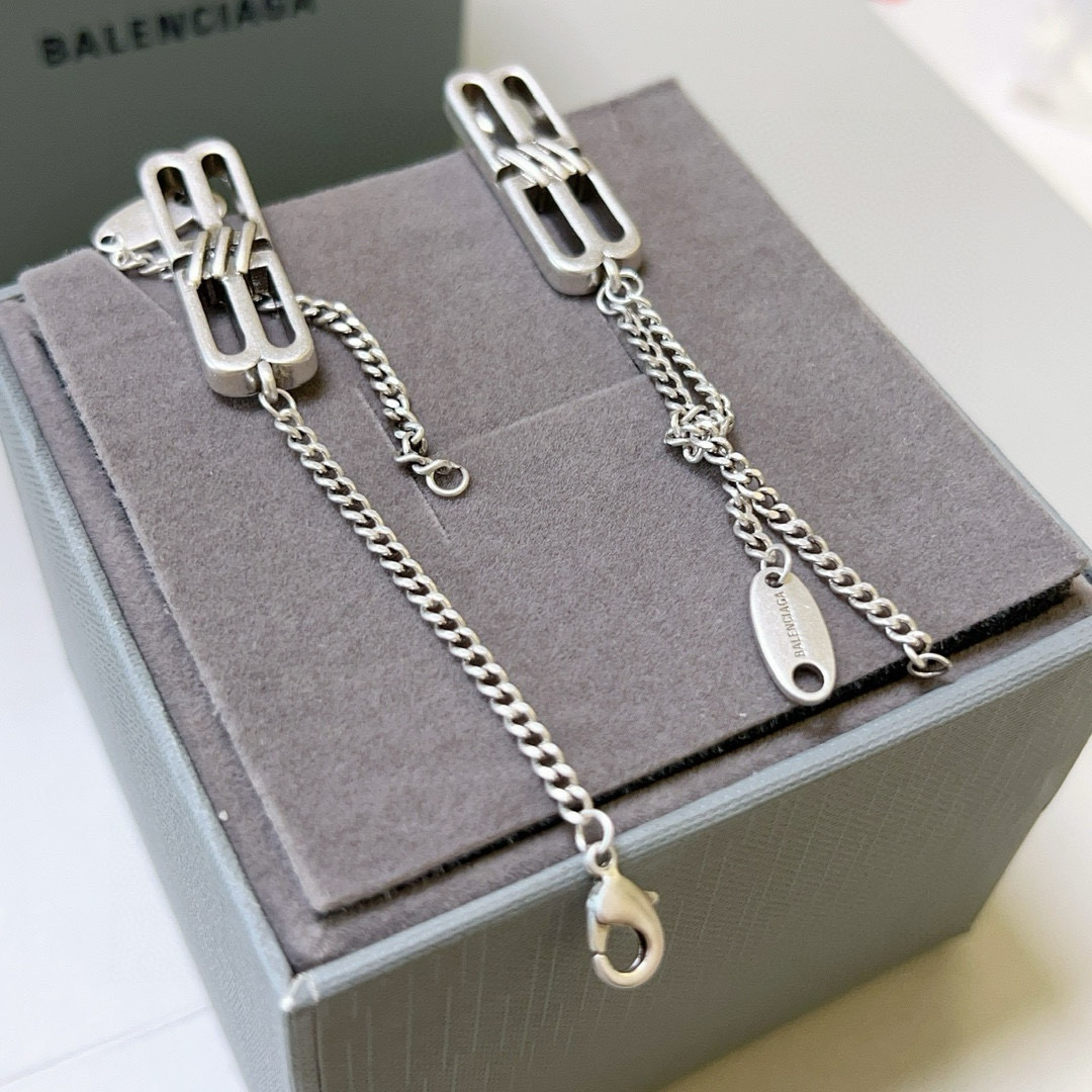 NO:112874,BALENCIAGA Balenciaga Earrings King Series Counter Synchronization Update Simple ring-top superimposed earrings Classic styling and matching full of design sense. Excellent matching clothes, fine accessories, balenciaga, balenciaga, earrings19860909批 BALENCIAGA 巴黎世家耳钉 王炸系列 专柜同步 更新 简约圈口叠加造型耳环 经典造型搭配 设计感十足 搭配衣服绝绝子,饰品精品,balenciaga,balenciaga,earrings,Jewelry