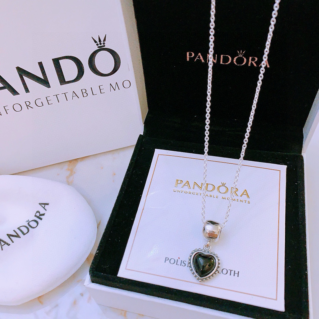 批70。🔥🔥🏮🏮潘多拉项链Pandora 抖音网红 直播带货 爆款 高品质镶嵌工艺 爆款官网同款 🎁最新款🔥搭配潘多拉🌷🍃独家实拍。工厂直销一手货源! 🔥特殊渠道 ✈足克足量,进口水钻全手工镶嵌💎限量出售,欢迎下单👏👏。每一颗配件都有其含义,证明出潘多拉手链是具有丰富的首饰内涵和艺术故事❕❕ 钻位清晰镶工是极好的丹麦高端材质和顶级银为原料。可以自行调节长短
