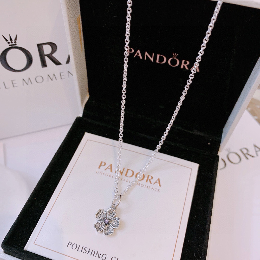 批70。🔥🔥主播推荐 🏮🏮潘多拉项链Pandora 抖音网红 直播带货 爆款 高品质镶嵌工艺 爆款官网同款 🎁最新款🔥搭配潘多拉🌷🍃独家实拍。工厂直销一手货源! 🔥特殊渠道 ✈足克足量,进口水钻全手工镶嵌💎限量出售,欢迎下单👏👏。每一颗配件都有其含义,证明出潘多拉手链是具有丰富的首饰内涵和艺术故事❕❕ 钻位清晰镶工是极好的丹麦高端材质和顶级银为原料。可以自行调节长短