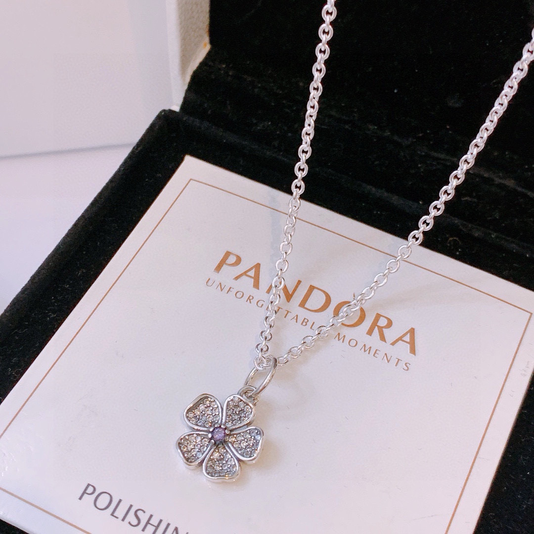 批70。🔥🔥主播推荐 🏮🏮潘多拉项链Pandora 抖音网红 直播带货 爆款 高品质镶嵌工艺 爆款官网同款 🎁最新款🔥搭配潘多拉🌷🍃独家实拍。工厂直销一手货源! 🔥特殊渠道 ✈足克足量,进口水钻全手工镶嵌💎限量出售,欢迎下单👏👏。每一颗配件都有其含义,证明出潘多拉手链是具有丰富的首饰内涵和艺术故事❕❕ 钻位清晰镶工是极好的丹麦高端材质和顶级银为原料。可以自行调节长短