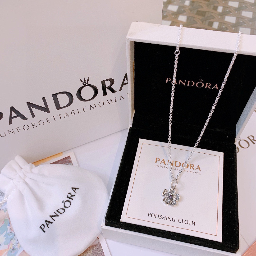 批70。🔥🔥主播推荐 🏮🏮潘多拉项链Pandora 抖音网红 直播带货 爆款 高品质镶嵌工艺 爆款官网同款 🎁最新款🔥搭配潘多拉🌷🍃独家实拍。工厂直销一手货源! 🔥特殊渠道 ✈足克足量,进口水钻全手工镶嵌💎限量出售,欢迎下单👏👏。每一颗配件都有其含义,证明出潘多拉手链是具有丰富的首饰内涵和艺术故事❕❕ 钻位清晰镶工是极好的丹麦高端材质和顶级银为原料。可以自行调节长短