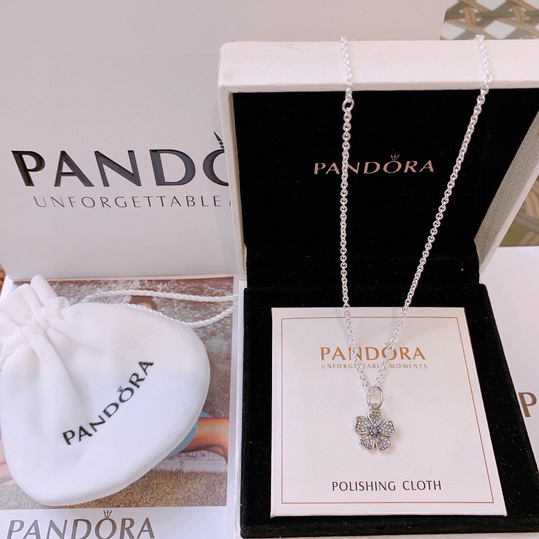 批70。🔥🔥主播推荐 🏮🏮潘多拉项链Pandora 抖音网红 直播带货 爆款 高品质镶嵌工艺 爆款官网同款 🎁最新款🔥搭配潘多拉🌷🍃独家实拍。工厂直销一手货源! 🔥特殊渠道 ✈足克足量,进口水钻全手工镶嵌💎限量出售,欢迎下单👏👏。每一颗配件都有其含义,证明出潘多拉手链是具有丰富的首饰内涵和艺术故事❕❕ 钻位清晰镶工是极好的丹麦高端材质和顶级银为原料。可以自行调节长短