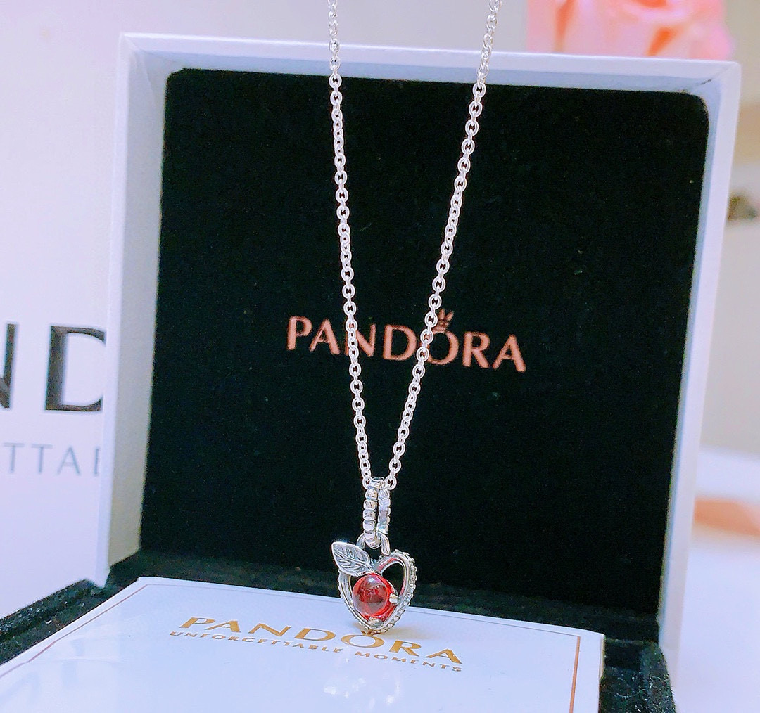 批70。🔥🔥🏮🏮潘多拉项链Pandora 抖音网红 直播带货 爆款 高品质镶嵌工艺 爆款官网同款 🎁最新款🔥搭配潘多拉🌷🍃独家实拍。工厂直销一手货源! 🔥特殊渠道 ✈足克足量,进口水钻全手工镶嵌💎限量出售,欢迎下单👏👏。每一颗配件都有其含义,证明出潘多拉手链是具有丰富的首饰内涵和艺术故事❕❕ 钻位清晰镶工是极好的丹麦高端材质和顶级银为原料。可以自行调节长短