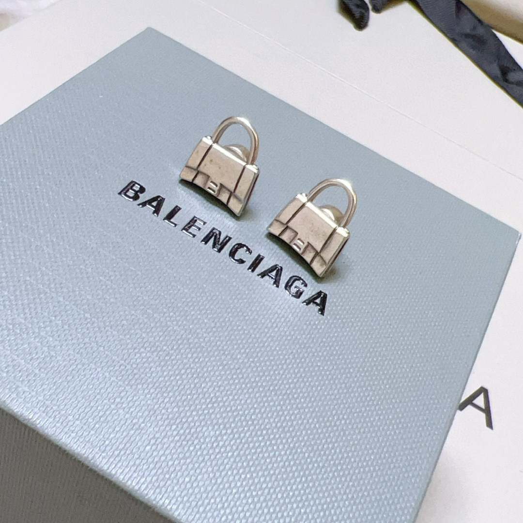 NO:108683,BALENCIAGA Balenciaga Earrings King Series Counter Synchronization Update Simple Bag Styling Earrings Classic Styling and Matching Full of Design Feelings Awesome with Clothes, Boutique Jewelry, Balenciaga, Earrings19860909批 BALENCIAGA 巴黎世家耳钉 王炸系列 专柜同步 更新 简约包包造型耳环 经典造型搭配 设计感十足 搭配衣服绝绝子,饰品精品,balenciaga,balenciaga,earrings,Jewelry