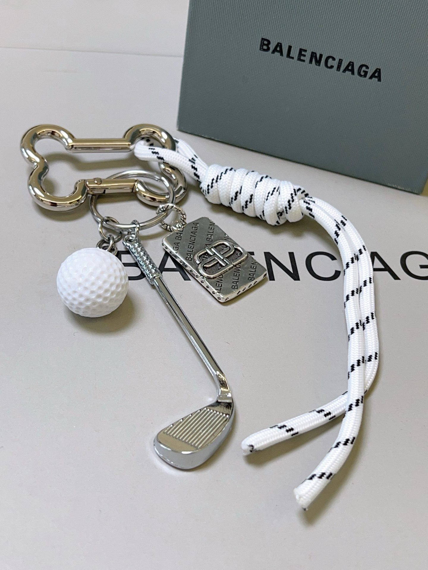 NO:112472,New products released Balenciaga bag hanging keychain Balenciaga keychain The latest bag hanging decoration is higher grade star style classic co-branded design concept keychain series Detailed version aging Non-market glossy version This model has been released. Balenciaga is very easy to match with trendy backpacks, jewelry quality, balenciaga, backpacks, keychain19860909批新品发布 巴黎世家包包挂饰钥匙扣 巴黎世家钥匙扣 最新款包包挂饰档次更高明星同款 经典款联名设计理念钥匙扣系列 细节对版做旧处理 非市面亮面版型 这款一直在出 巴黎世家里面热卖款 非常好搭配潮流背包,饰品精品,balenciaga,backpacks,keychain,Jewelry