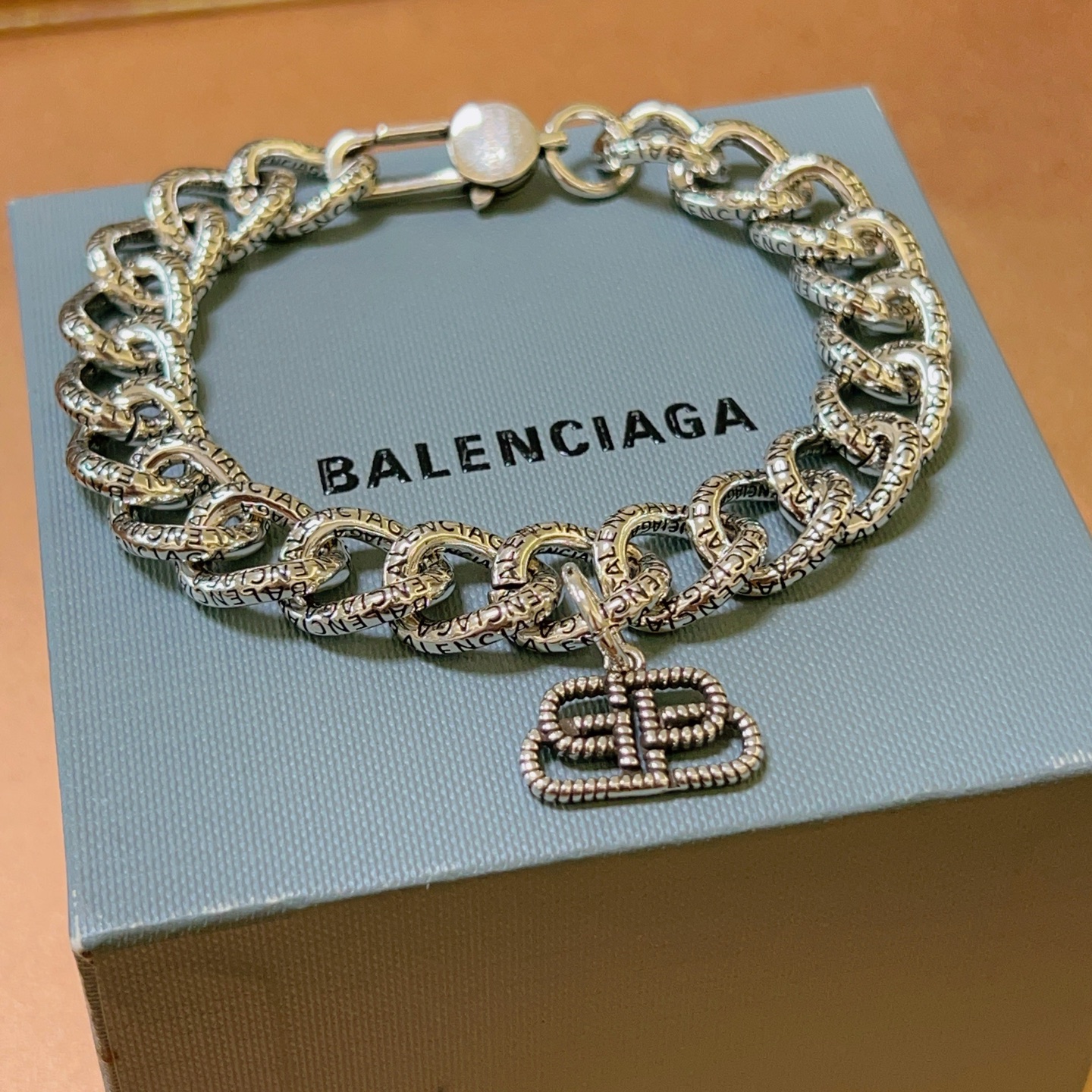NO:112477,Batch. Original new product Balenciaga bracelets, Balenciaga bracelets, special counters, Balenciaga bracelets, popular products for men, unique design, avant-garde, must-have for both men and women!  Number of codes 18.20.22.24cm, jewelry quality, balenciaga, balenciaga, bracelet19860909批. 原单货新品 巴黎世家 Balenciaga手链专柜一致巴黎世家手链 男士火爆款出货 设计独特 前卫 男女必备！码数18.20.22.24cm,饰品精品,balenciaga,balenciaga,bracelet,Jewelry