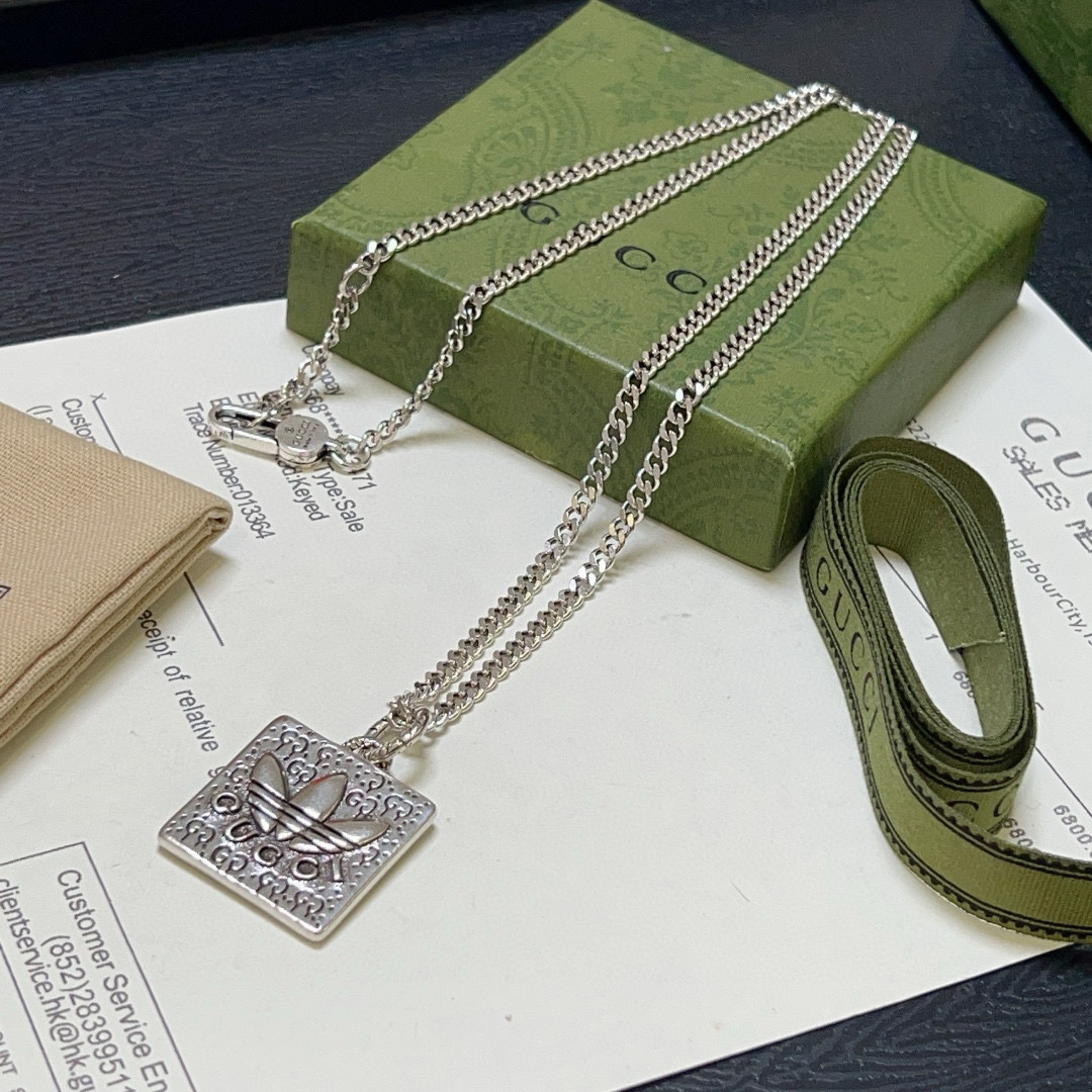 NO:109052,No explosion or release, the first choice for online celebrities selling goods in Douyin, the latest model of Gucci necklace, the chain grade is higher, the same style as star Anger Forest series double G design concept retro pattern Gucci necklace, makes high-end clothes more elegant, and more brand-name and personality when going out, details are used to treat the version, non-market bright style, this model has been released, Gucci is very easy to match, fine jewelry, gucci, necklace19860909批  不爆不发 抖音带货网红首选 古驰项链最新款链条档次更高明星同款Anger Forest系列双g设计理念复古图案古驰项链 让高档的衣服搭配更有气质 出去更有牌面和个性 细节对版做旧处理 非市面亮面版型 这款一直在出 古驰里面热卖款 非常好搭配,饰品精品,gucci,necklace,Jewelry