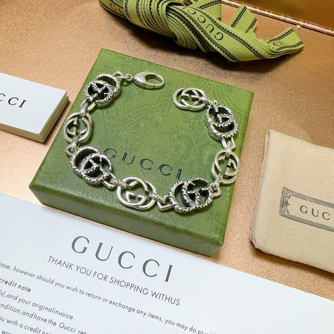 NO:112481,. The latest tycoon bracelet, identify the details, exclusive high quality, the latest classic style of Gucci bracelet, exquisite, no matter the style or texture, is absolutely top feel. Just take a look and you will understand it. Super nice. The best choice for matching clothes, a must-have artifact for men and women. The number of 17 to 24 cm, the quality of jewelry, gucci, gucci, bracelet19860909批. 最新出炉土豪版手链 认准细节 独家高品质 Gucci古驰手链最新款的经典款 精致无论款式 质感 都是绝对的顶尖feel 只要看一眼就懂了超 nice 搭配衣服最佳的选择,男女同款必备神器 码数17到24公分,饰品精品,gucci,gucci,bracelet,Jewelry