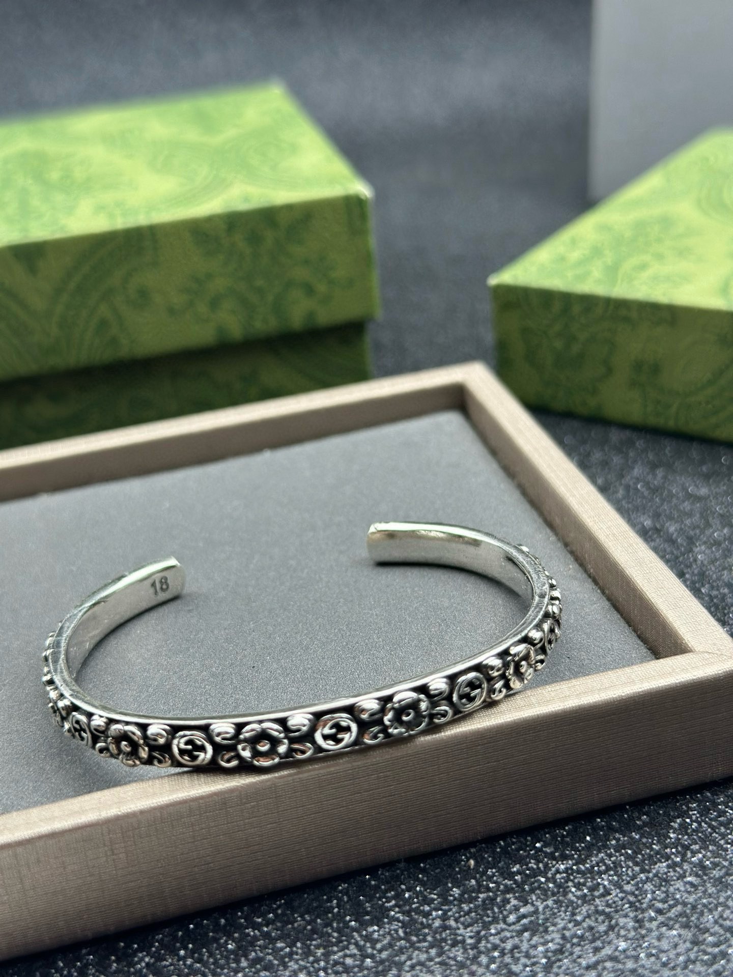 NO:109065,Gucci necklace Gucci bracelet The latest model is higher in grades, star-like Anger Forest series double G new Gucci bracelet, details are used to treat the version, non-market glossy style, this model has been released, Gucci is popular in it, very easy to match with trendy clothes, jewelry quality, gucci, necklace, bracelet19860909批古驰项链古驰手镯 最新款档次更高明星同款Anger Forest系列双G新款古驰手环 细节对版做旧处理 非市面亮面版型 这款一直在出 古驰里面热卖款 非常好搭配潮流衣服,饰品精品,gucci,necklace,bracelet,Jewelry