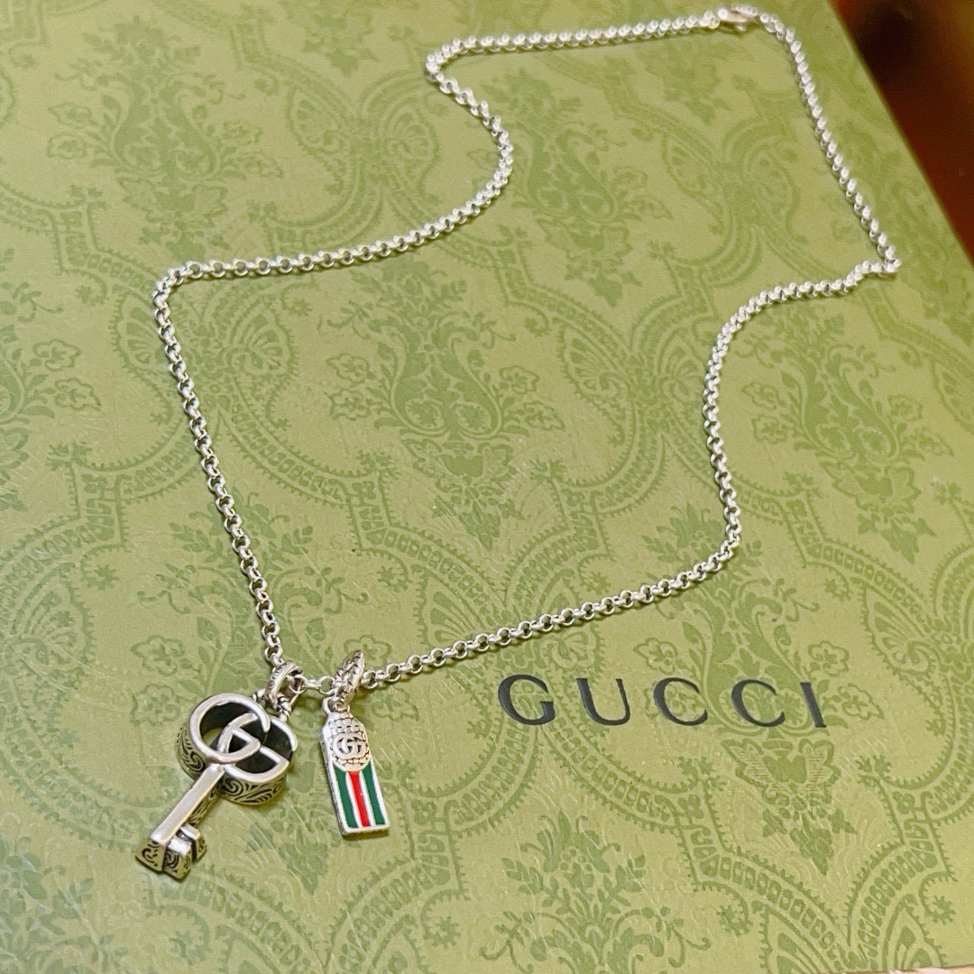 NO:109074,The latest model of Gucci necklace is higher in chain grade, star style, the same style, Anger Forest series, double G chain classic necklace design series, Gucci necklace, details are used to treat the old version, non-market bright version, this model is always available, Gucci is popular in it, very easy to match with trendy clothes, fine accessories, gucci, necklace19860909批 古驰项链最新款链条档次更高明星同款Anger Forest系列双G链条经典款项链设计系列古驰项链 细节对版做旧处理 非市面亮面版型 这款一直在出 古驰里面热卖款 非常好搭配潮流衣服,饰品精品,gucci,necklace,Jewelry