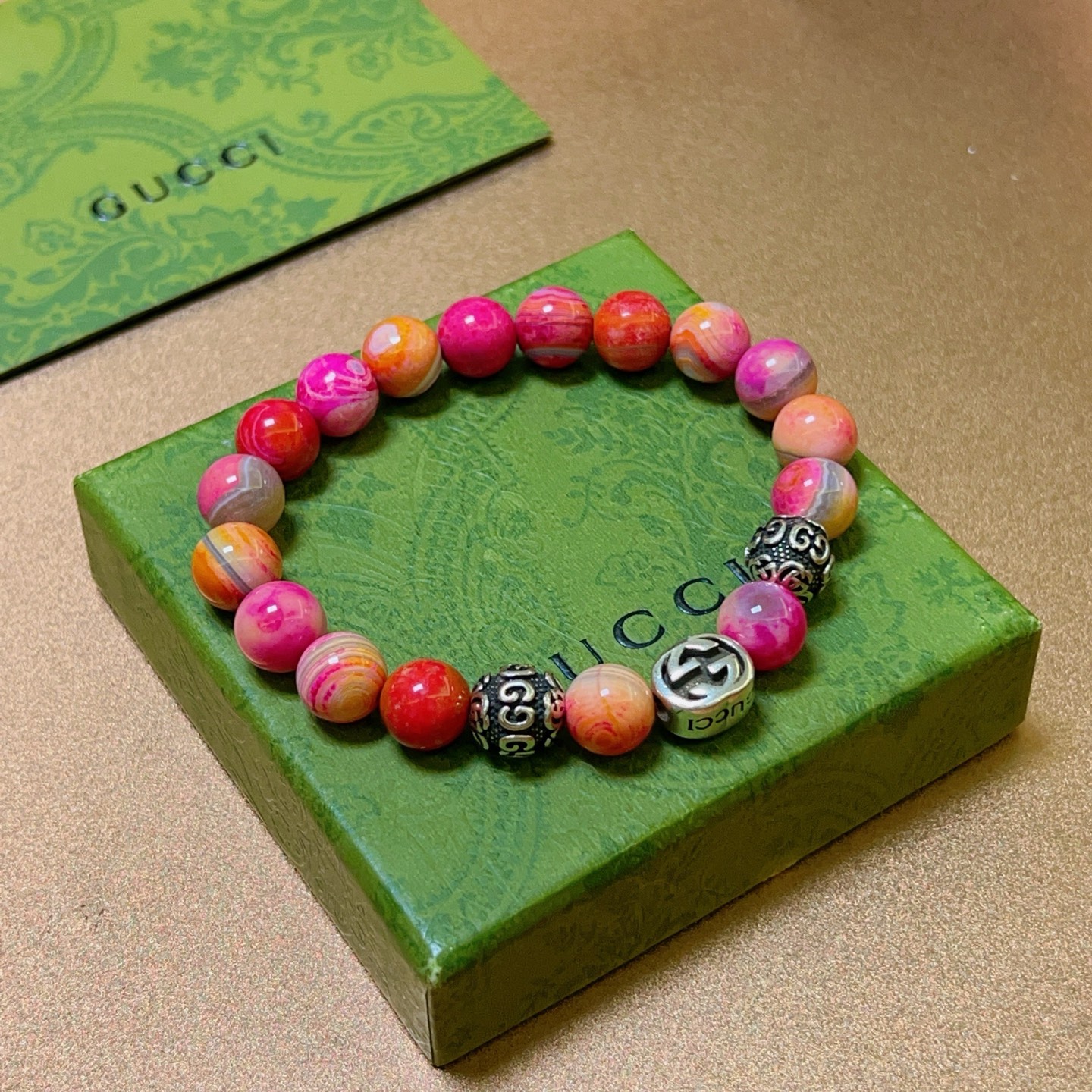 NO:112489,Buy Gucci bracelets are the same as men and women. The latest bracelets are of higher grade. Stars are the same as Anger Forest series double g bracelets. Size: 16-24 cm. Details are used to treat the old version. Non-market bright version. This one is always being made on the market. Gucci is popular in the hot-selling style. Very easy to match clothes, fine accessories, gucci, bracelet19860909批 古驰手链男女同款 最新款手链档次更高明星同款Anger Forest系列双g手链 尺寸:16-24厘米 细节对版做旧处理 非市面亮面版型 非市面普通做这款一直在出 古驰里面热卖款 非常好搭配衣服,饰品精品,gucci,bracelet,Jewelry