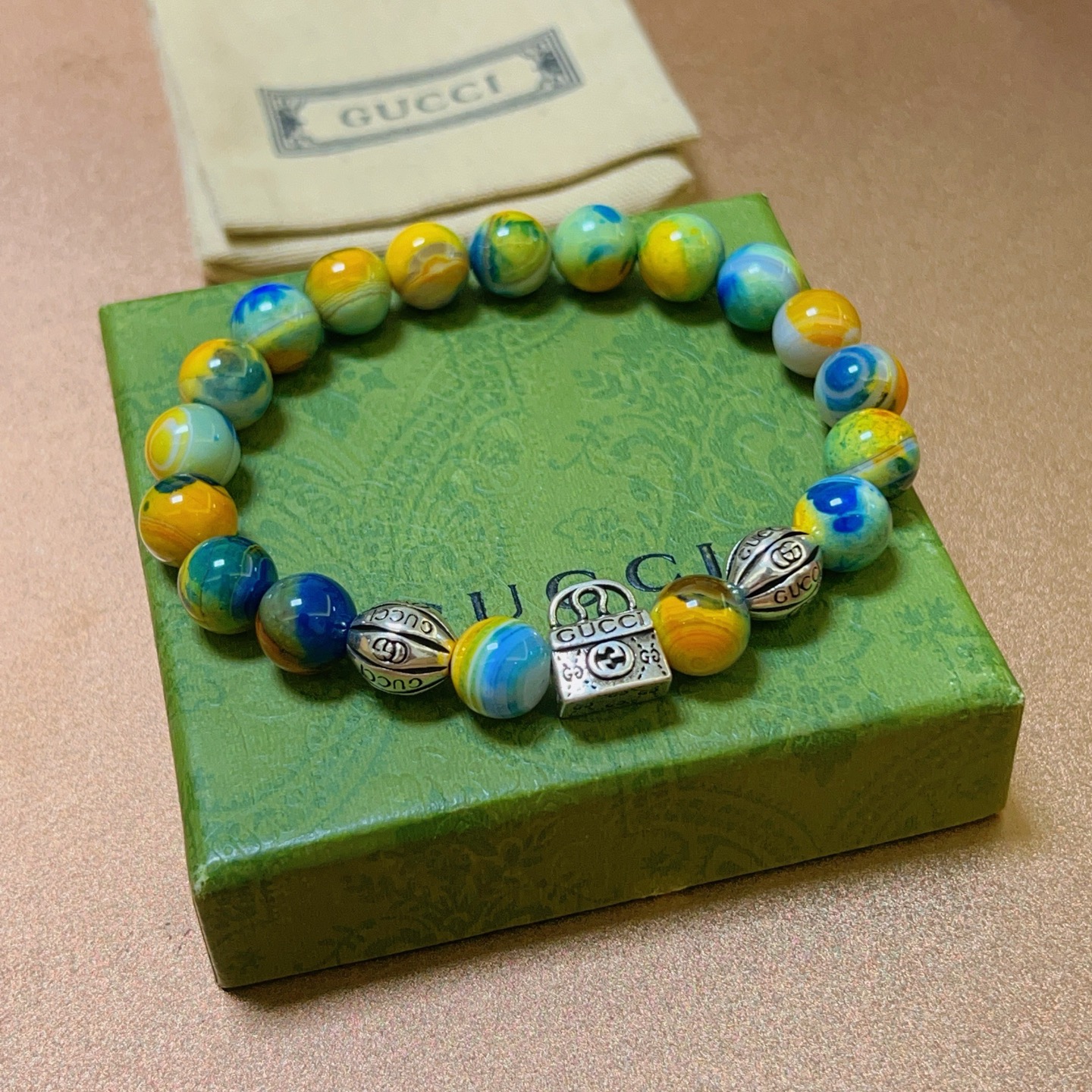 NO:109077,Buy Gucci bracelets are the same as men and women. The latest bracelets are of higher grade. Stars are the same as Anger Forest series double g bracelets. Size: 16-24 cm. Details are used to treat the old version. Non-market bright version. This one is always being made on the market. Gucci is popular in the hot-selling style. Very easy to match clothes, fine accessories, gucci, bracelet19860909批 古驰手链男女同款 最新款手链档次更高明星同款Anger Forest系列双g手链 尺寸:16-24厘米 细节对版做旧处理 非市面亮面版型 非市面普通做这款一直在出 古驰里面热卖款 非常好搭配衣服,饰品精品,gucci,bracelet,Jewelry