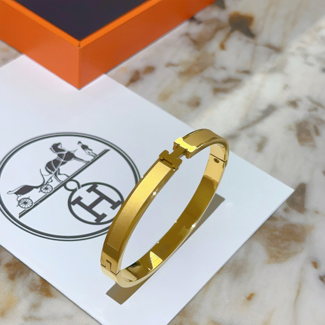 NO:109079,Critic. Hermes bracelets are so testing the master's skills that you must ensure good details [color] [color] High-end customization Goddesses all love Hermes Bracelets are super exquisite and all kinds of goddesses Celebrities The same style High-end material is gold-plated, real gold texture is really great, jewelry quality, hermes, bracelet, gold plating19860909批. 爱马仕手镯 太考验师傅的手艺了 要确保细节好[色][色] 高端定制 女神 都爱爱马仕火爆 手镯 超精赞各路女神 明星 同款 高端材质镀金,真金质感上手真的赞,饰品精品,hermes,bracelet,gold plating,Jewelry