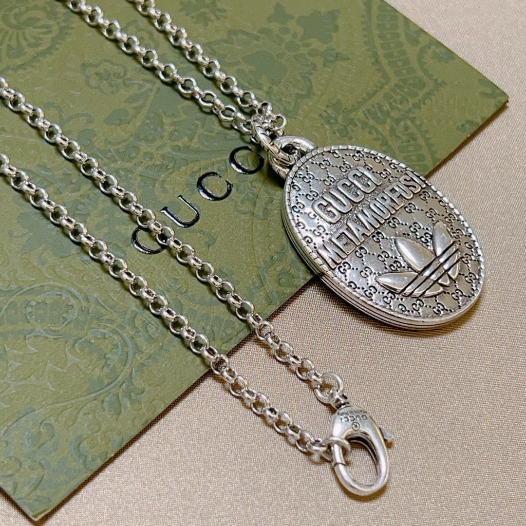 NO:109087,The latest model of Gucci necklaces is higher in chain grade, star-like Anger Forest series double G classic trifolium co-branded design concept necklace series retro silver necklace details are used to treat the version, non-market bright styles, this model has been released. Gucci is very easy to match with trendy clothes, fine accessories, gucci, necklace19860909批古驰项链最新款链条档次更高明星同款Anger Forest系列双G经典款三叶草联名设计理念项链系列复古银项链 细节对版做旧处理 非市面亮面版型 这款一直在出 古驰里面热卖款 非常好搭配潮流衣服,饰品精品,gucci,necklace,Jewelry