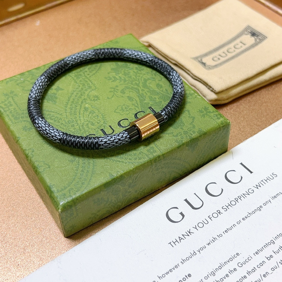 NO:109086,The most advanced Gucci bracelet bracelet is the same as the star Anger Forest series dual G classic series retro silver bracelet bracelet details are used to treat the version, non-market glossy style. This model has been released. Gucci is very easy to match with trendy clothes, jewelry quality, gucci, bracelet19860909批 古驰手绳手环最档次更高明星同款Anger Forest系列双G经典款系列复古银手链手绳 细节对版做旧处理 非市面亮面版型 这款一直在出 古驰里面热卖款 非常好搭配潮流衣服,饰品精品,gucci,bracelet,Jewelry