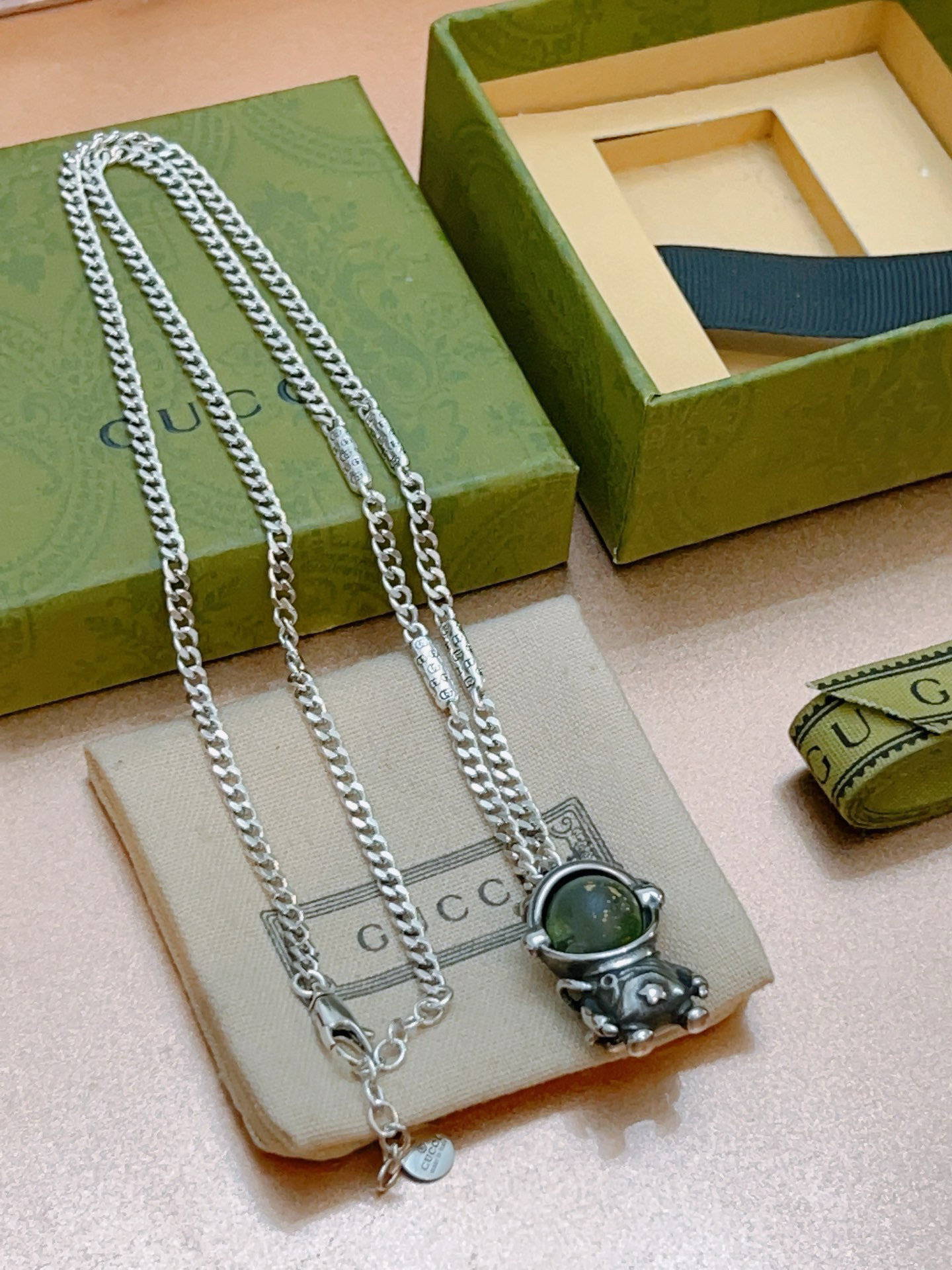 NO:109098,The latest model of Gucci necklace is higher in chain grade, star-like Anger Forest series double G Astronaut Gucci necklace, chain length 60 cm can be changed, details are used to treat the version, non-market bright style, this model has been released, Gucci is very easy to match with trendy clothes, jewelry quality, gucci, necklace19860909批古驰项链最新款链条档次更高明星同款Anger Forest系列双G太空人古驰项链 链长60厘米可改长度 细节对版做旧处理 非市面亮面版型 这款一直在出 古驰里面热卖款 非常好搭配潮流衣服,饰品精品,gucci,necklace,Jewelry