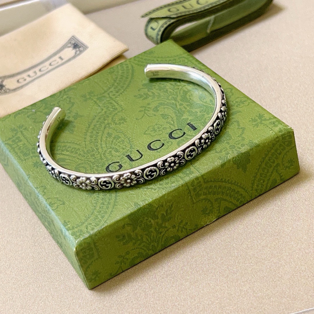 NO:112045,The latest style of Gucci bracelets with unique charm and a higher grade star. The same Anger Forest series dual G classic series retro silver widened high-quality Gucci bracelet. Details are used to treat the version. Non-market glossy style. This model has been released. Gucci is very good at matching trendy clothes, jewelry quality, gucci, bracelet19860909批.古驰手镯手环独特魅力十足最新款手镯 档次更高明星同款Anger Forest系列双G经典款系列复古银加宽高品质古驰手环 细节对版做旧处理 非市面亮面版型 这款一直在出 古驰里面热卖款 非常好搭配潮流衣服,饰品精品,gucci,bracelet,Jewelry