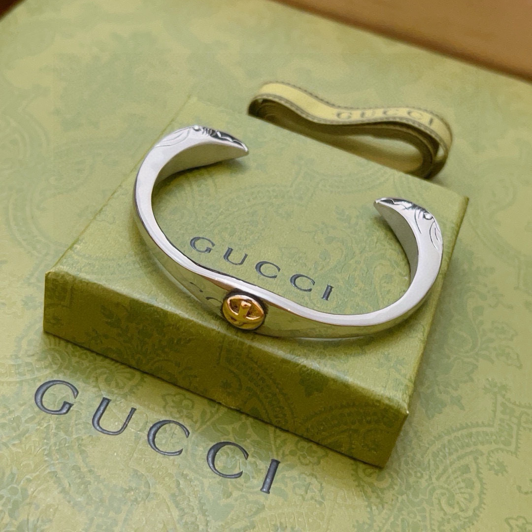 NO:112047,The Gucci bracelet is unique and charming. The latest model is higher in chain grade. The same Anger Forest series double G classic series retro silver bracelet. Details are used to treat the version. Non-market glossy version. This model has been released. Gucci is very good at matching trendy clothes, jewelry quality, gucci, bracelet19860909批.古驰手镯独特魅力十足最新款链条档次更高明星同款Anger Forest系列双G经典款系列复古银手环 细节对版做旧处理 非市面亮面版型 这款一直在出 古驰里面热卖款 非常好搭配潮流衣服,饰品精品,gucci,bracelet,Jewelry