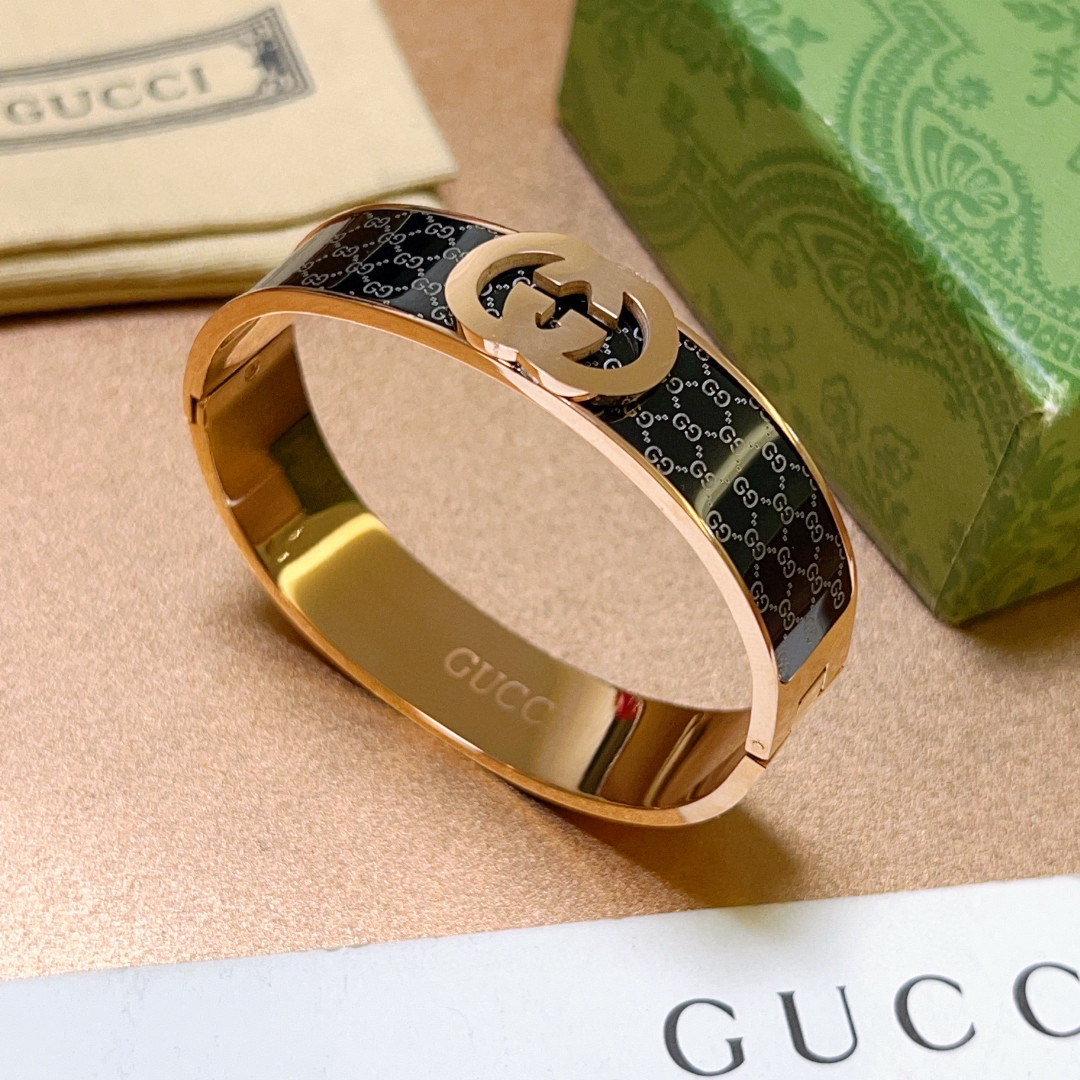 NO:109107,Gucci bracelet bracelets are purely handmade to create the latest bracelets with higher grades, star-like Anger Forest series dual G classic series Gucci bracelet details K gold treatment Non-market glossy version This model has been released. Gucci is very easy to match with trendy clothes, jewelry quality, gucci, bracelet19860909批 古驰手镯手环纯手工打造最新款手镯档次更高明星同款Anger Forest系列双G经典款系列古驰手环 细节对版K金处理 非市面亮面版型 这款一直在出 古驰里面热卖款 非常好搭配潮流衣服,饰品精品,gucci,bracelet,Jewelry