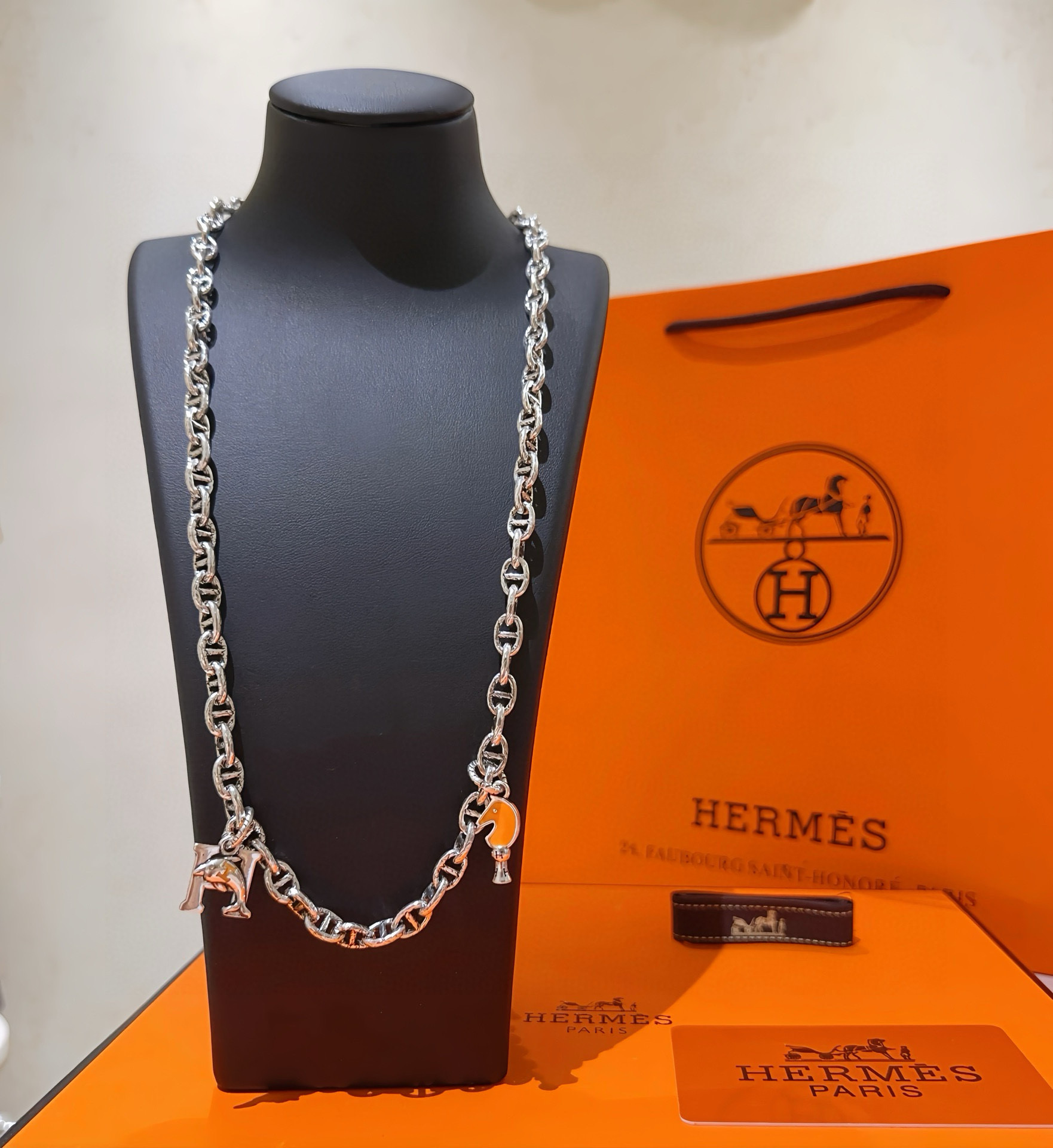 NO:112054,I'm really excited about it. HERMES Hermes necklace, Pig nose H necklace series jewelry, imported material customization. The material feel is really good. As expected, the classic styles of big brands are not greasy. Classic high-end chain matching, new products, simple and fashionable counters, full of high-end sense, hot products shipped, unique design, avant-garde, a must-have for men and women!  Suitable for all outfits, accessories, hermes, hermes, necklace19860909批.真的会心动 HERMES 爱马仕项链 猪鼻子H项链系列首饰 进口材质定制.实物质感是真的好 果然大牌的经典款百看不腻 高端链条经典搭配 新品 简单时尚专柜一致 高级感满满 火爆款出货 设计独特 前卫 男女必备款！适合所有穿搭,饰品精品,hermes,hermes,necklace,Jewelry