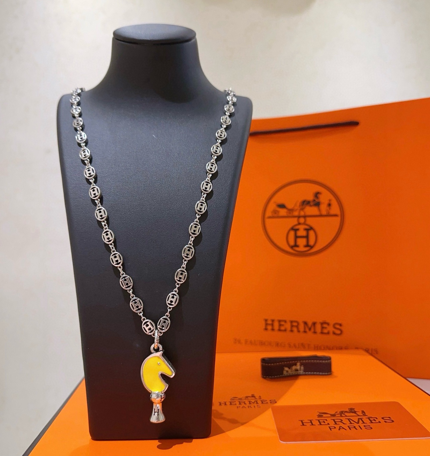 NO:112064,I'm really excited about it. HERMES Hermes necklace, Pig nose H necklace series jewelry, imported material customization. The material feel is really good. As expected, the classic styles of big brands are not greasy. Classic high-end chain matching, new products, simple and fashionable counters, full of high-end sense, hot products shipped, unique design, avant-garde, a must-have for men and women!  Suitable for all outfits, accessories, hermes, hermes, necklace19860909批.真的会心动 HERMES 爱马仕项链 猪鼻子H项链系列首饰 进口材质定制.实物质感是真的好 果然大牌的经典款百看不腻 高端链条经典搭配 新品 简单时尚专柜一致 高级感满满 火爆款出货 设计独特 前卫 男女必备款！适合所有穿搭,饰品精品,hermes,hermes,necklace,Jewelry