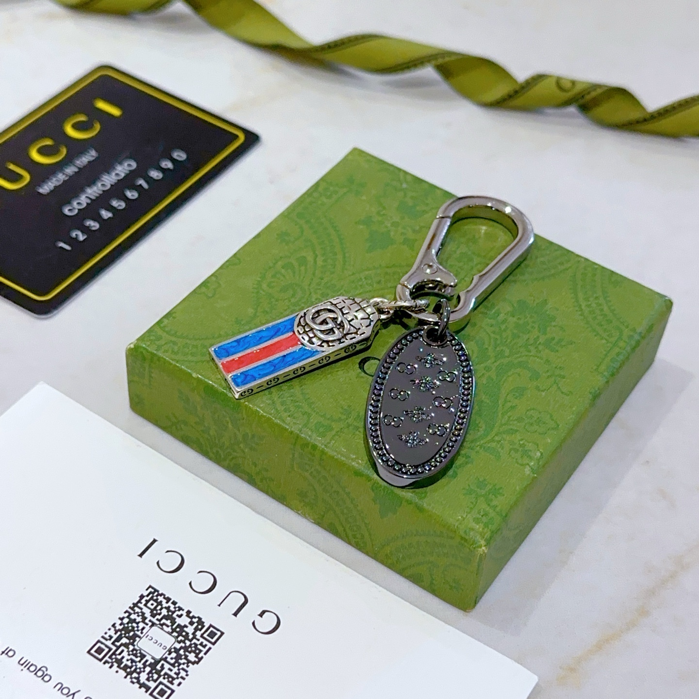 NO:111476,New product release Gucci keychain Gucci bag buckle Latest bag hanging accessories higher grade Celebrity same Anger Forest series dual G classic co-branded design concept keychain series Details are used for the old version Non-market glossy version This model has been released. Gucci is very good to match with trendy backpacks, jewelry boutiques, gucci, backpacks, keychain19860909批新品发布 古驰钥匙扣 古驰包包扣 最新款包包挂饰档次更高明星同款Anger Forest系列双G经典款联名设计理念钥匙扣系列 细节对版做旧处理 非市面亮面版型 这款一直在出 古驰里面热卖款 非常好搭配潮流背包,饰品精品,gucci,backpacks,keychain,Jewelry