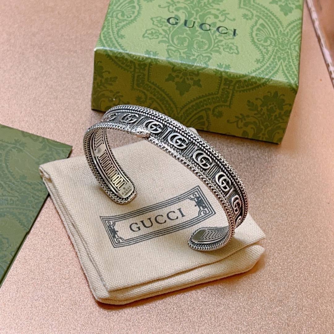 NO:109664,Gucci bracelet bracelets are handmade to create the latest tungsten gold bracelets with higher grades, star-like Anger Forest series dual G classic series retro silver Gucci bracelets, details are used to treat the version, non-market glossy version, this model has been released, Gucci is popular in it, very easy to match with trendy clothes, fine accessories, gucci, bracelet19860909批.古驰手镯手环纯手工打造钨金最新款手镯档次更高明星同款Anger Forest系列双G经典款系列复古银古驰手环 细节对版做旧处理 非市面亮面版型 这款一直在出 古驰里面热卖款 非常好搭配潮流衣服,饰品精品,gucci,bracelet,Jewelry