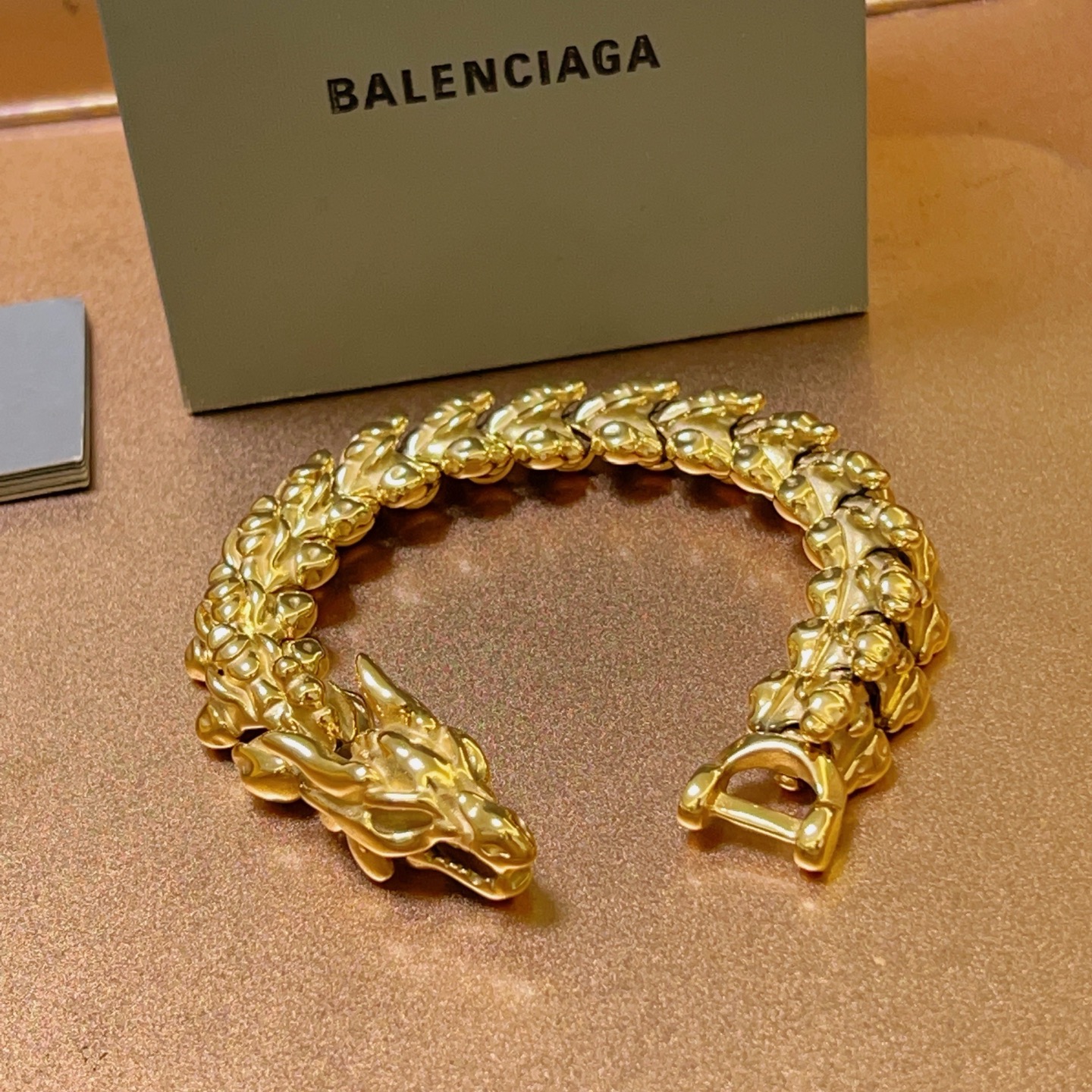 NO:111481,Batch. Original single product Balenciaga bracelet Balenciaga bracelet counter uniform Balenciaga bracelet. Men's hot products are shipped. Unique design. Avant-garde. Must-have for men!  Retro old design, no oxidation or fading, fine jewelry, balenciaga, balenciaga, bracelet19860909批. 原单货新品 巴黎世家手链Balenciaga手链专柜一致巴黎世家手链 男士火爆款出货 设计独特 前卫 男士必备！复古做旧设计 任带不氧化不退色,饰品精品,balenciaga,balenciaga,bracelet,Jewelry