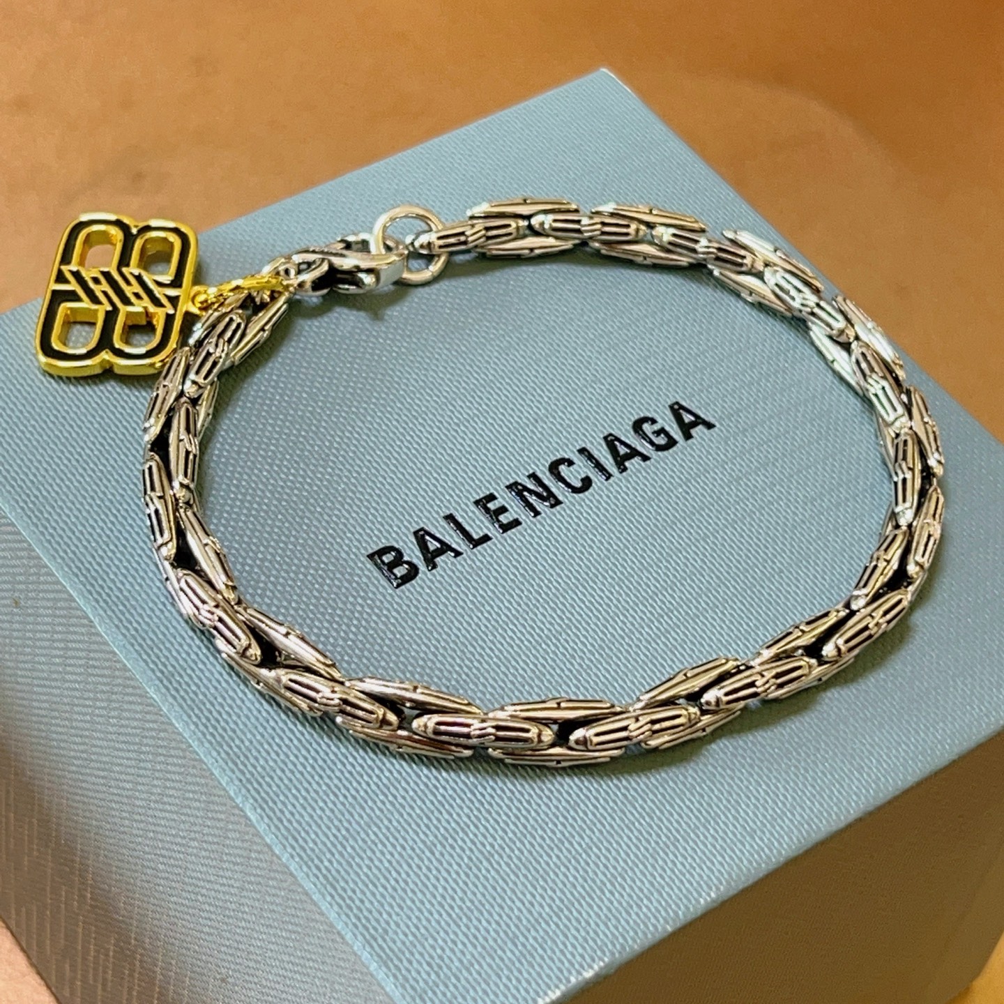 NO:111483,Batch. Original new product Balenciaga bracelets, Balenciaga bracelets, special counters, Balenciaga bracelets, popular products for men, unique design, avant-garde, must-have for both men and women!  Number of codes 18.20.22.24cm, jewelry quality, balenciaga, balenciaga, bracelet19860909批. 原单货新品 巴黎世家 Balenciaga手链专柜一致巴黎世家手链 男士火爆款出货 设计独特 前卫 男女必备！码数18.20.22.24cm,饰品精品,balenciaga,balenciaga,bracelet,Jewelry
