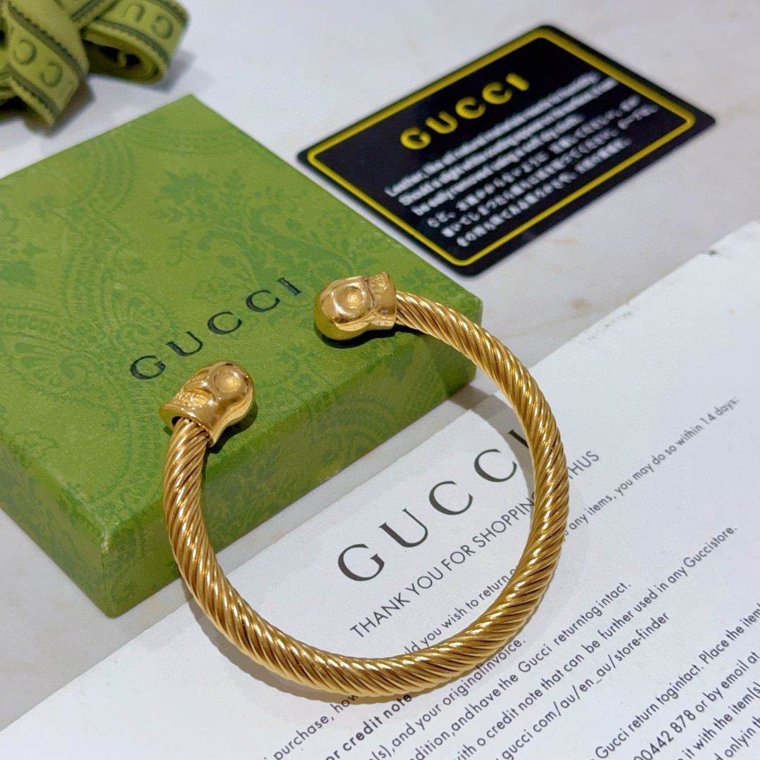 NO:111494,Gucci bracelet bracelets are hand-made to create the latest bracelets with higher grades. Celebrities have the same style. Anger Forest series, dual G classic series. Details are used to treat the versions. Non-market glossy versions. This model has been released. Gucci is very easy to match with trendy clothes, fine accessories, gucci, bracelet19860909批.古驰手镯手环纯手工打造最新款手镯档次更高明星同款Anger Forest系列双G经典款系列古驰手环 细节对版做旧处理 非市面亮面版型 这款一直在出 古驰里面热卖款 非常好搭配潮流衣服,饰品精品,gucci,bracelet,Jewelry