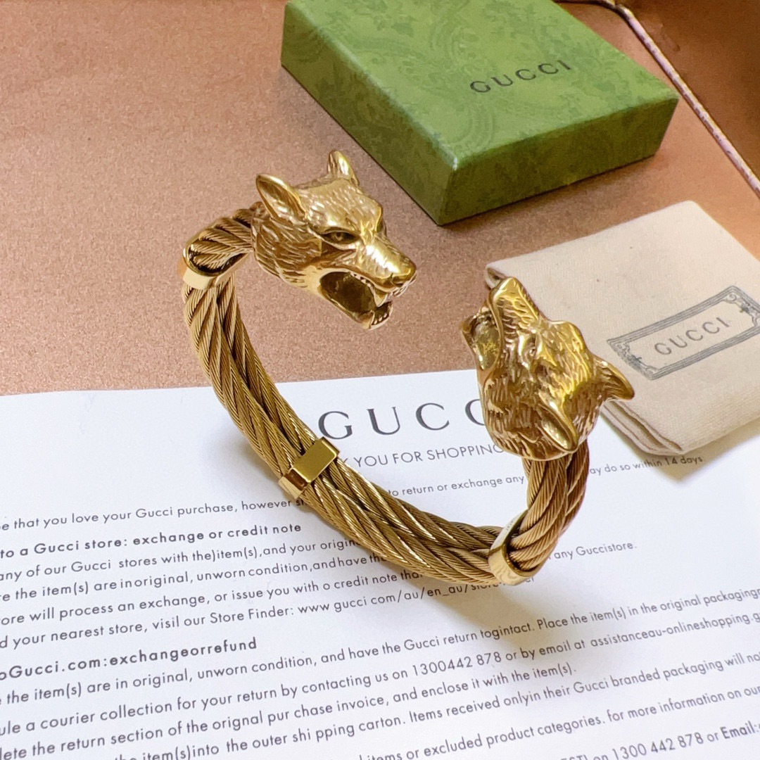 NO:109688,Gucci bracelet bracelets are handmade to create the latest bracelets with higher grades. Stars are the same Anger Forest series dual G classic series Gucci bracelets. Details are retro. Non-market glossy style. This model has been released. Gucci is very good at matching trendy clothes, fine accessories, gucci, bracelet19860909批.古驰手镯手环纯手工打造最新款手镯档次更高明星同款Anger Forest系列双G经典款系列古驰手环 细节对版复古处理 非市面亮面版型 这款一直在出 古驰里面热卖款 非常好搭配潮流衣服,饰品精品,gucci,bracelet,Jewelry