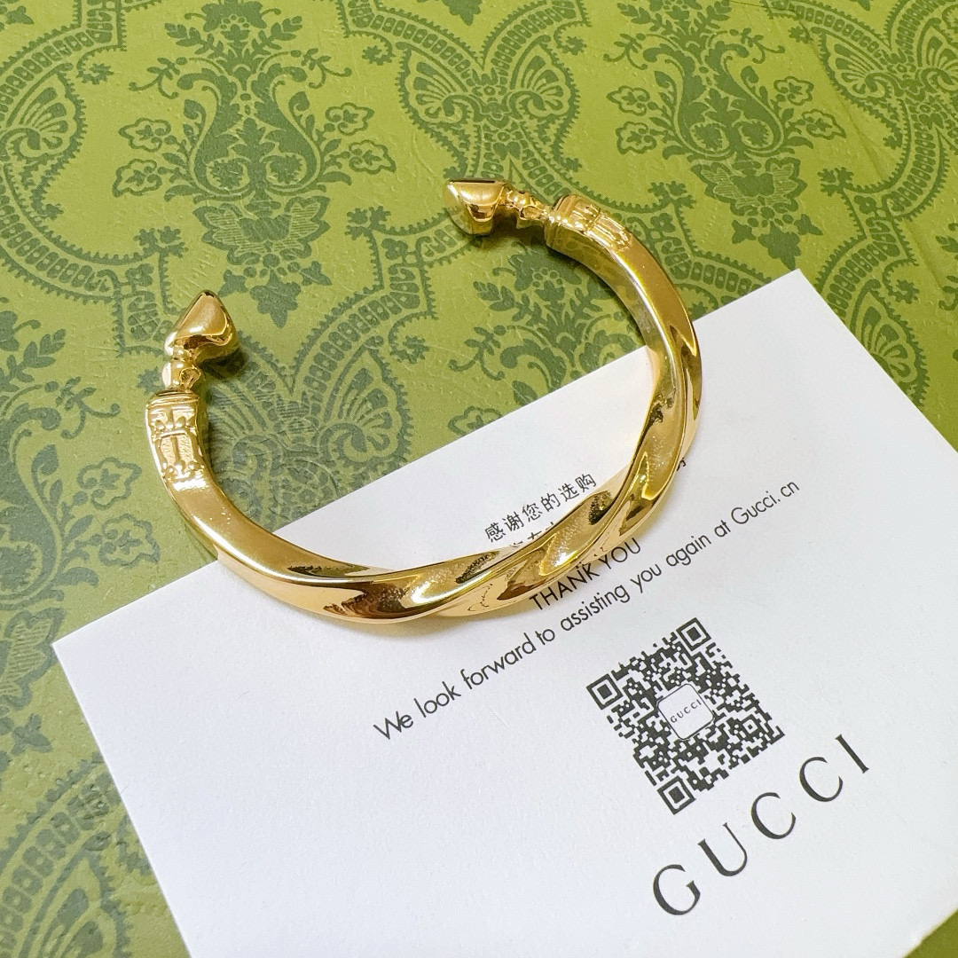 NO:109692,Gucci bracelet bracelets Gucci pure handmade latest bracelets with higher grades Celebrity Anger Forest series Double G classic series retro silver Gucci bracelet Details are used to treat the version, non-market glossy version This model has been released. Gucci is very good to match with trendy clothes, fine accessories, gucci, bracelet19860909批.古驰手镯手环古银纯手工打造最新款手镯档次更高明星同款Anger Forest系列双G经典款系列复古银古驰手环 细节对版做旧处理 非市面亮面版型 这款一直在出 古驰里面热卖款 非常好搭配潮流衣服,饰品精品,gucci,bracelet,Jewelry
