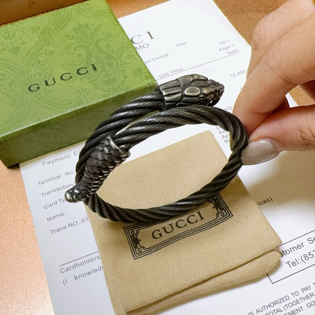 NO:109703,Gucci bracelet bracelets are handmade to create the latest bracelets with higher grades. Stars. The same Anger Forest series double G classic series retro silver Gucci bracelet. Details are used to treat the version. Non-market glossy version. This model has been released. Gucci is very good at matching trendy clothes, jewelry quality, gucci, bracelet19860909批.古驰手镯手环纯手工打造最新款手镯档次更高明星同款Anger Forest系列双G经典款系列复古银古驰手环 细节对版做旧处理 非市面亮面版型 这款一直在出 古驰里面热卖款 非常好搭配潮流衣服,饰品精品,gucci,bracelet,Jewelry