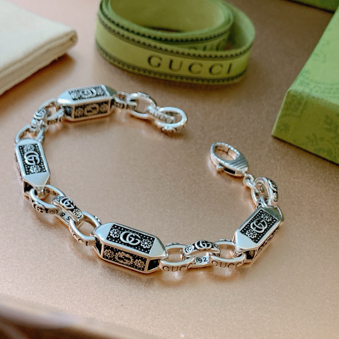 NO:109947,. The latest 2030 Gucci bracelet is released. Recommended series of Gucci bracelets. The classic style of Gucci bracelets is exquisite, regardless of style or texture. You can understand the original logo at a glance. Super nice. The best choice for matching clothes. The number of essential artifacts for men and women is: 16.17.18.19.20.21.22.23.24.25CM. It looks low-key, luxurious and connotation. It has fine jewelry, gucci, gucci, bracelet19860909批. 不爆不上2030古驰手链最新出炉 推荐系列Gucci古驰手链最新款的经典款 精致无论款式 质感 都是绝对的顶尖feel 只要看一眼就懂了原版logo 超 nice 搭配衣服最佳的选择,男女同款必备神器码数:16.17.18.19.20.21.22.23.24.25CM 显低调奢华有内涵,饰品精品,gucci,gucci,bracelet,Jewelry