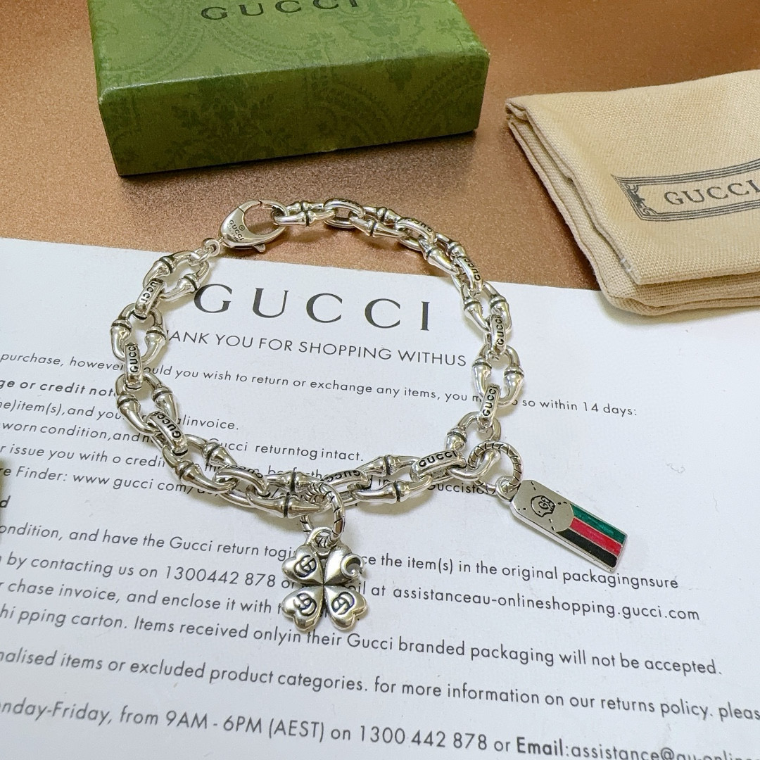 NO:109949,. Gucci recommended models 2025 are released. The latest classic model of Gucci bracelets. Exquisite and texture are absolutely top-notch feel. Just take a look and you can understand the original logo. Super nice. The best choice for matching clothes. It is a must-have artifact for men and women. The number of codes is 18.19.20.21.22.23.24 cm. Simple and atmospheric, low-key and luxurious. Elegant jewelry, gucci, gucci, bracelet19860909批 . 古驰推荐款2025最新出炉 Gucci古驰手链最新款的经典款 精致无论款式 质感 都是绝对的顶尖feel 只要看一眼就懂了原版logo 超 nice 搭配衣服最佳的选择,男女同款必备神器 码数18.19.20.21.22.23.24厘米 简单又大气,低调显奢华,饰品精品,gucci,gucci,bracelet,Jewelry