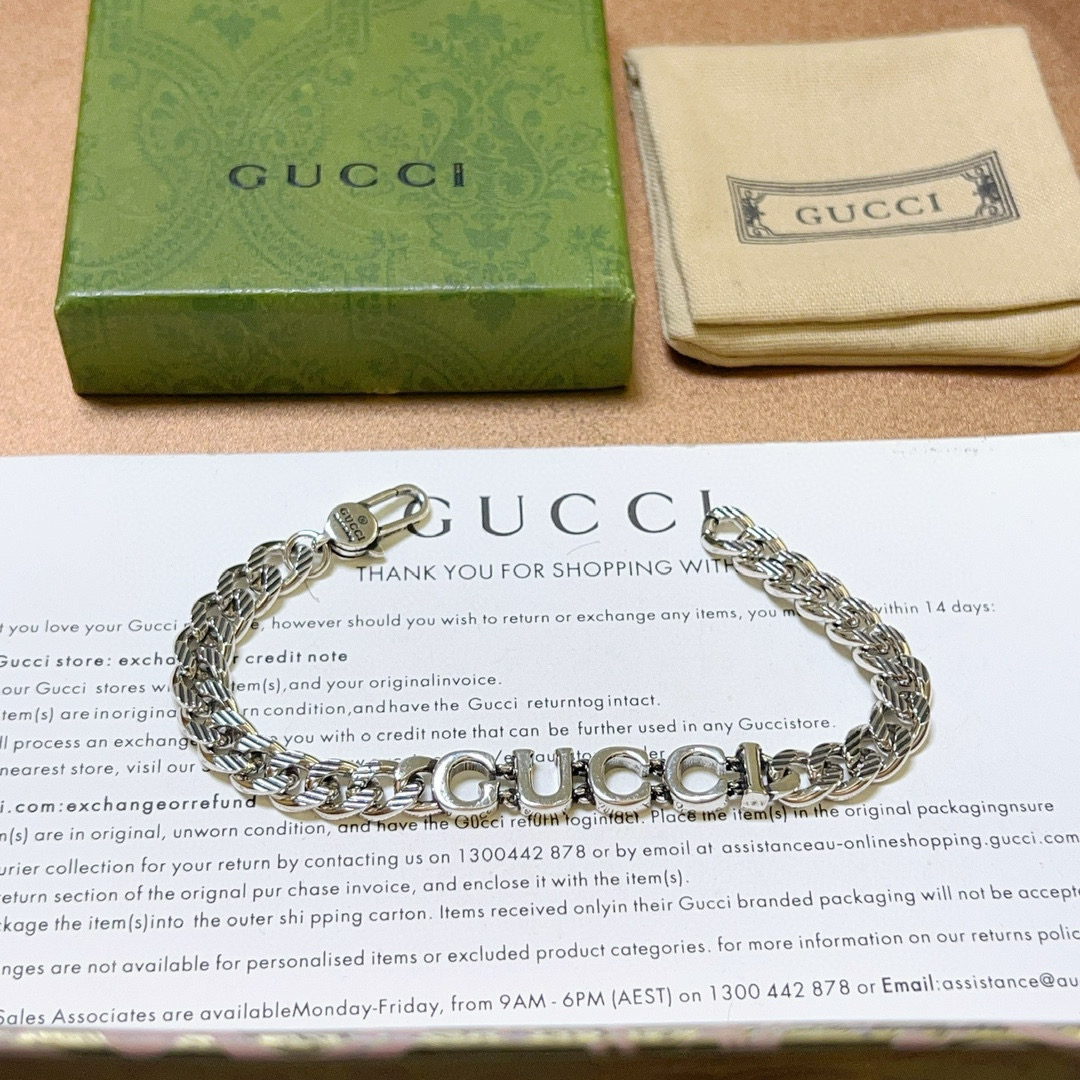 NO:111146,Comment. Gucci recommended 2025 latest Gucci bracelet is released. The latest classic model of Gucci bracelet is exquisite, regardless of style or texture. It is absolutely top feel. Just take a look and you can understand the original logo. Super nice. The best choice for matching clothes. It is a must-have artifact for men and women. Simple and atmospheric, low-key and luxurious. The number of codes is 18.20. 22. 24 cm, fine jewelry, gucci, gucci, bracelet19860909批. 古驰推荐款2025最新古驰手链出炉 Gucci古驰手链最新款的经典款 精致无论款式 质感 都是绝对的顶尖feel 只要看一眼就懂了原版logo 超 nice 搭配衣服最佳的选择,男女同款必备神器 简单又大气,低调显奢华 码数18.20. 22. 24厘米,饰品精品,gucci,gucci,bracelet,Jewelry