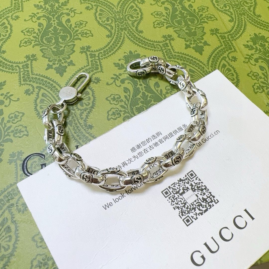 NO:109948,. The latest release of Gucci Gucci bracelets. The latest classic style is exquisite, regardless of style or texture. You can understand the original logo at a glance. Super nice. The best choice for matching clothes. It is a must-have artifact for men and women. The number of codes is 17.18.19.20.21.22.23.24 cm. Premium accessories, gucci, gucci, bracelet19860909批. 最新出炉 Gucci古驰手链最新款的经典款 精致无论款式 质感 都是绝对的顶尖feel 只要看一眼就懂了原版logo 超 nice 搭配衣服最佳的选择,男女同款必备神器 码数17.18.19.20.21.22.23.24厘米,饰品精品,gucci,gucci,bracelet,Jewelry