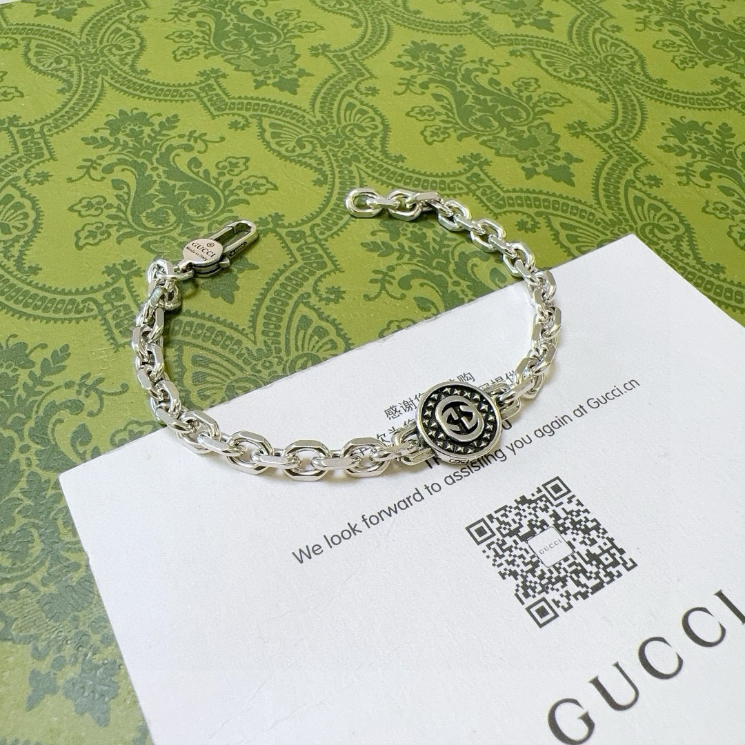 NO:109950,Comment. Gucci recommended 2025 latest Gucci bracelet is released. The latest classic model of Gucci bracelet is exquisite, regardless of style or texture. It is absolutely top feel. Just take a look and you can understand the original logo. Super nice. The best choice for matching clothes. It is a must-have artifact for men and women. Simple and atmospheric, low-key and luxurious. The number of codes is 18.20. 22. 24 cm, fine jewelry, gucci, gucci, bracelet19860909批. 古驰推荐款2025最新古驰手链出炉 Gucci古驰手链最新款的经典款 精致无论款式 质感 都是绝对的顶尖feel 只要看一眼就懂了原版logo 超 nice 搭配衣服最佳的选择,男女同款必备神器 简单又大气,低调显奢华 码数18.20. 22. 24厘米,饰品精品,gucci,gucci,bracelet,Jewelry