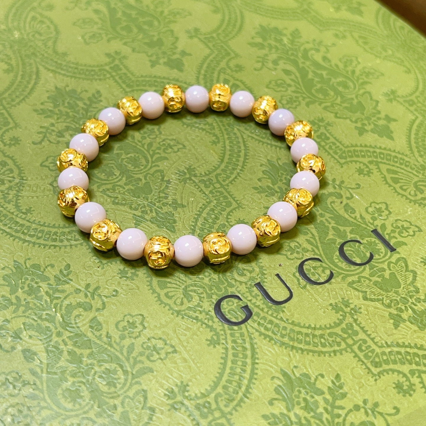 NO:110200,Buy Gucci bracelets are the same as men and women. The latest natural gray agate bracelets are higher in grade. Stars are the same as Anger Forest Dragon Year series double g gray agate bracelet. Size: 16-24 cm. Details are used to treat the old version. Non-market bright version. This one is always being made on the market. Gucci is the best-selling model. Very easy to match clothes, fine accessories, gucci, bracelet19860909批 古驰手链男女同款 最新款天然灰玛瑙手链档次更高明星同款Anger Forest龙年系列双g灰玛瑙手链 尺寸:16-24厘米 细节对版做旧处理 非市面亮面版型 非市面普通做这款一直在出 古驰里面热卖款 非常好搭配衣服,饰品精品,gucci,bracelet,Jewelry